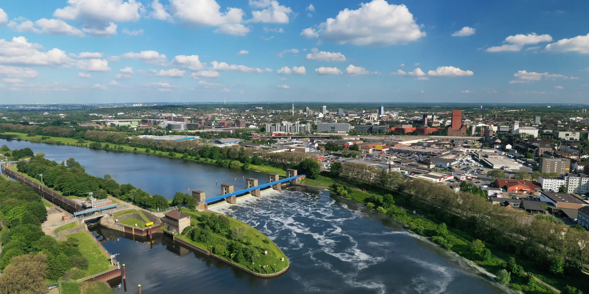 Panoramablick Duisburg Ruhrwehr gibt einen Überblick für die Schimanski Tour