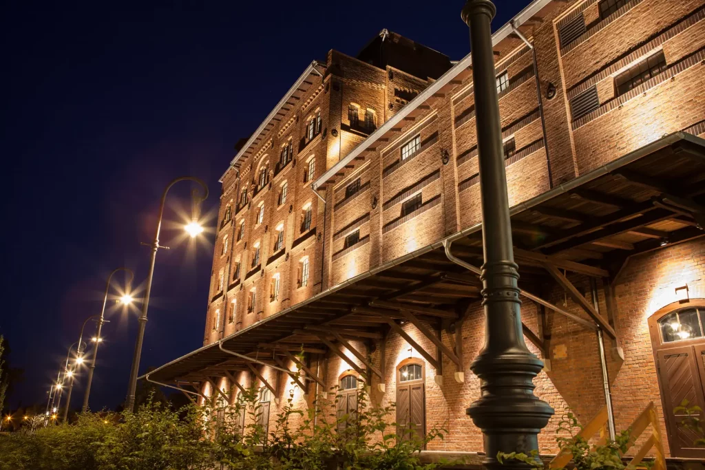 Außenansicht vom PS Speicher bei Nacht beim Besuch mit Hotel Einbeck