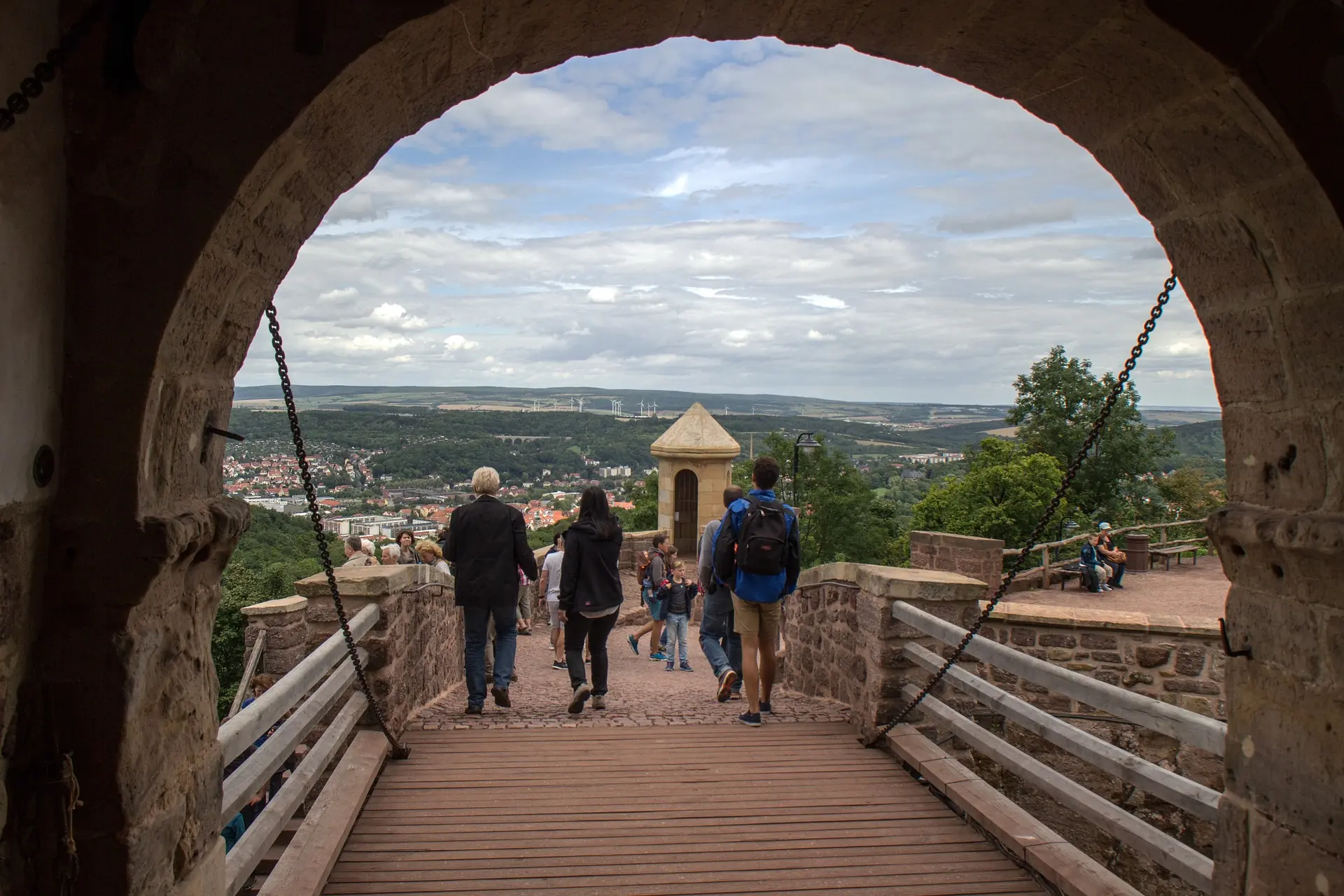 Besucher auf der Wartburg, Blick durch Tor