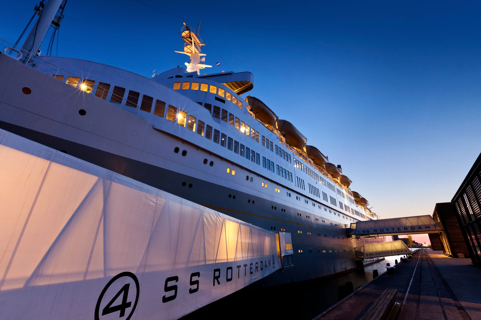 SS Rotterdam - Außenansicht des Schiffs bei Dunkelheit