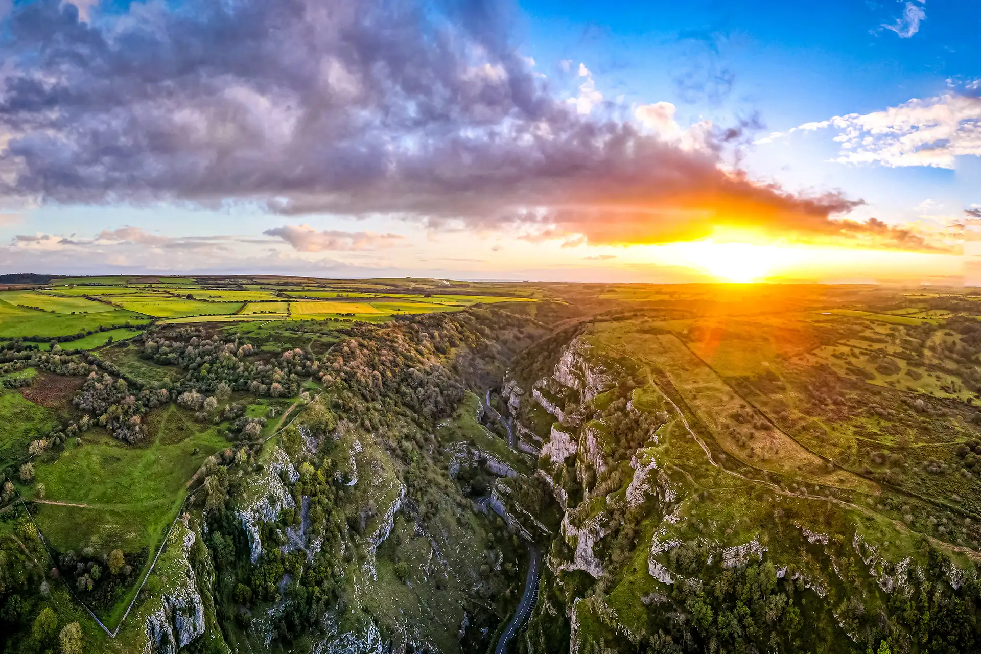 Blick auf die Cheddar-Schlucht in England, Panorama bei Sonnenaufgang (im Produkt-Kachelformat)