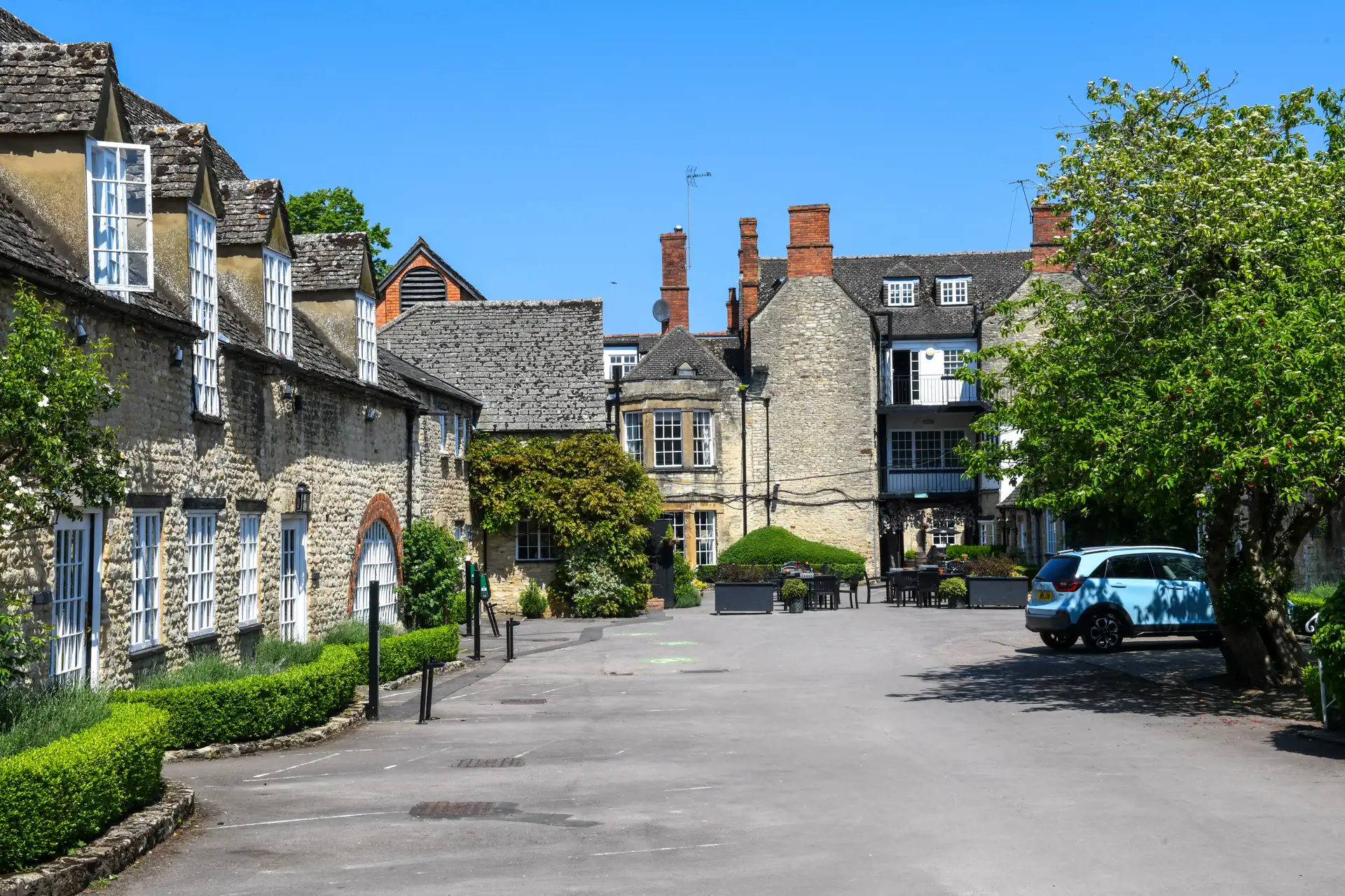 Blick auf das Dorf Woodstock in England mit alten Steinhäusern