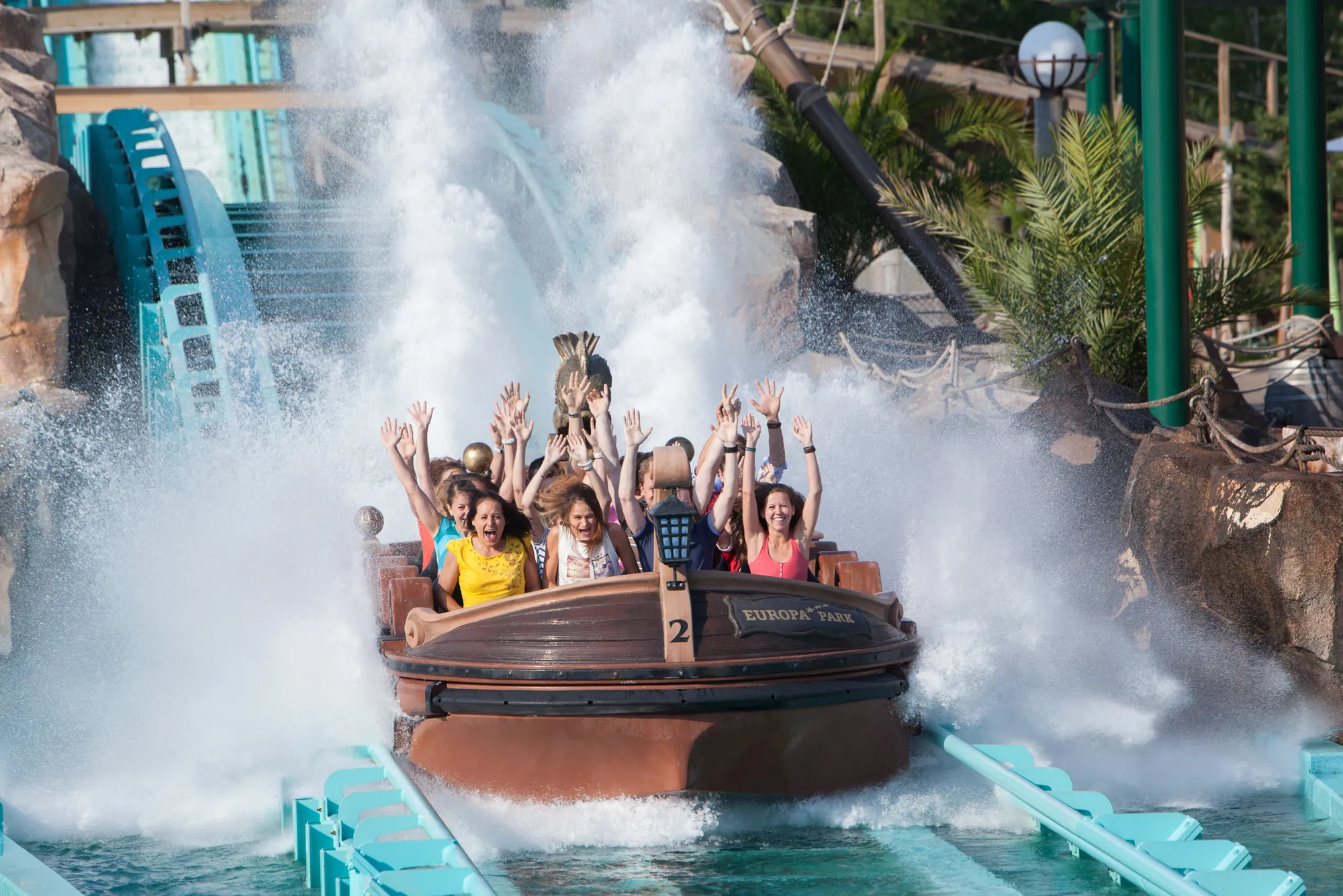 Europapark mit Übernachtung - fröhliche junge Leute bei der Fahrt mit dem Atlantica Splash