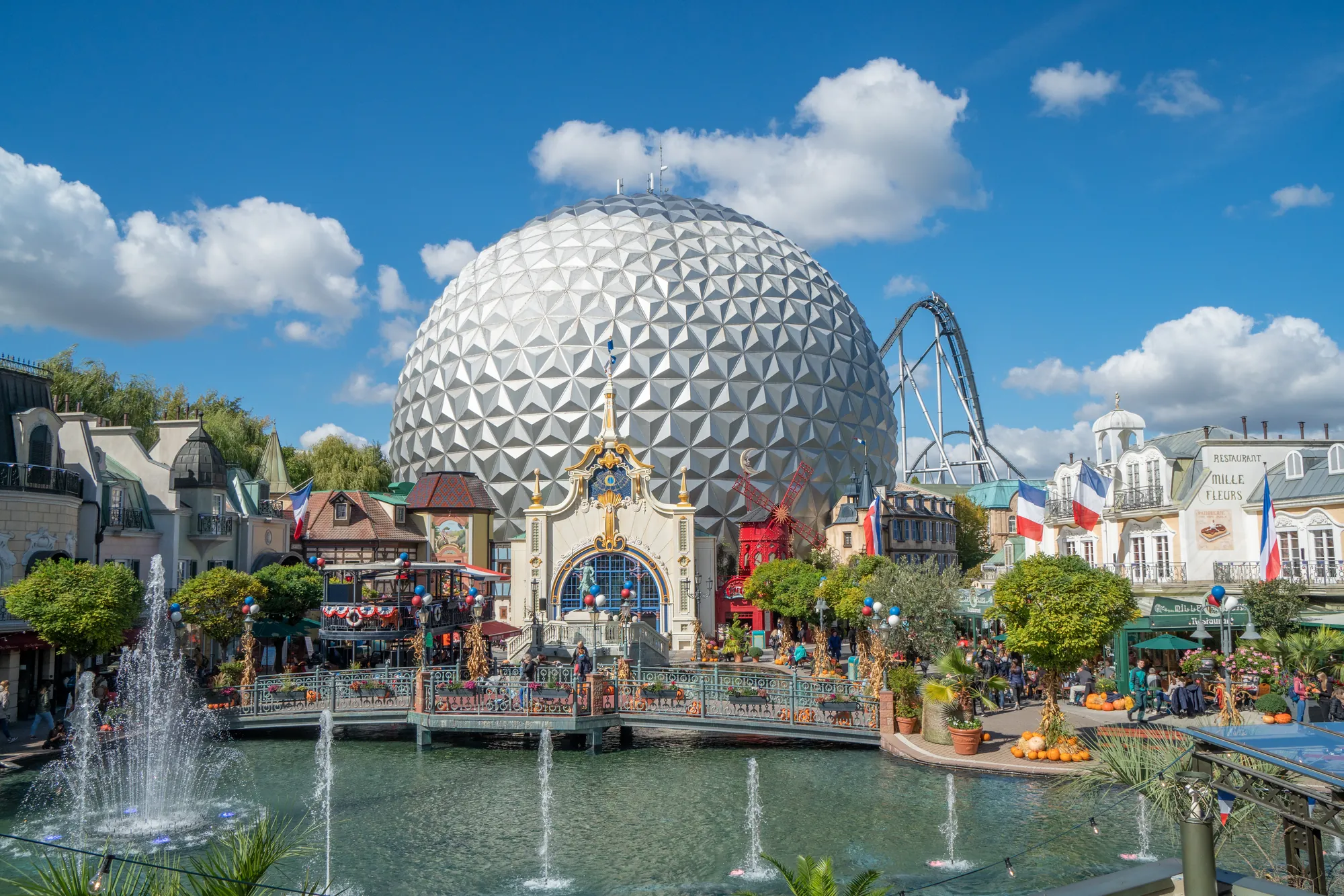 Europapark mit Übernachtung - Blick auf Island Cancan Coaster bei Sonnenschein vor blauem Himmel