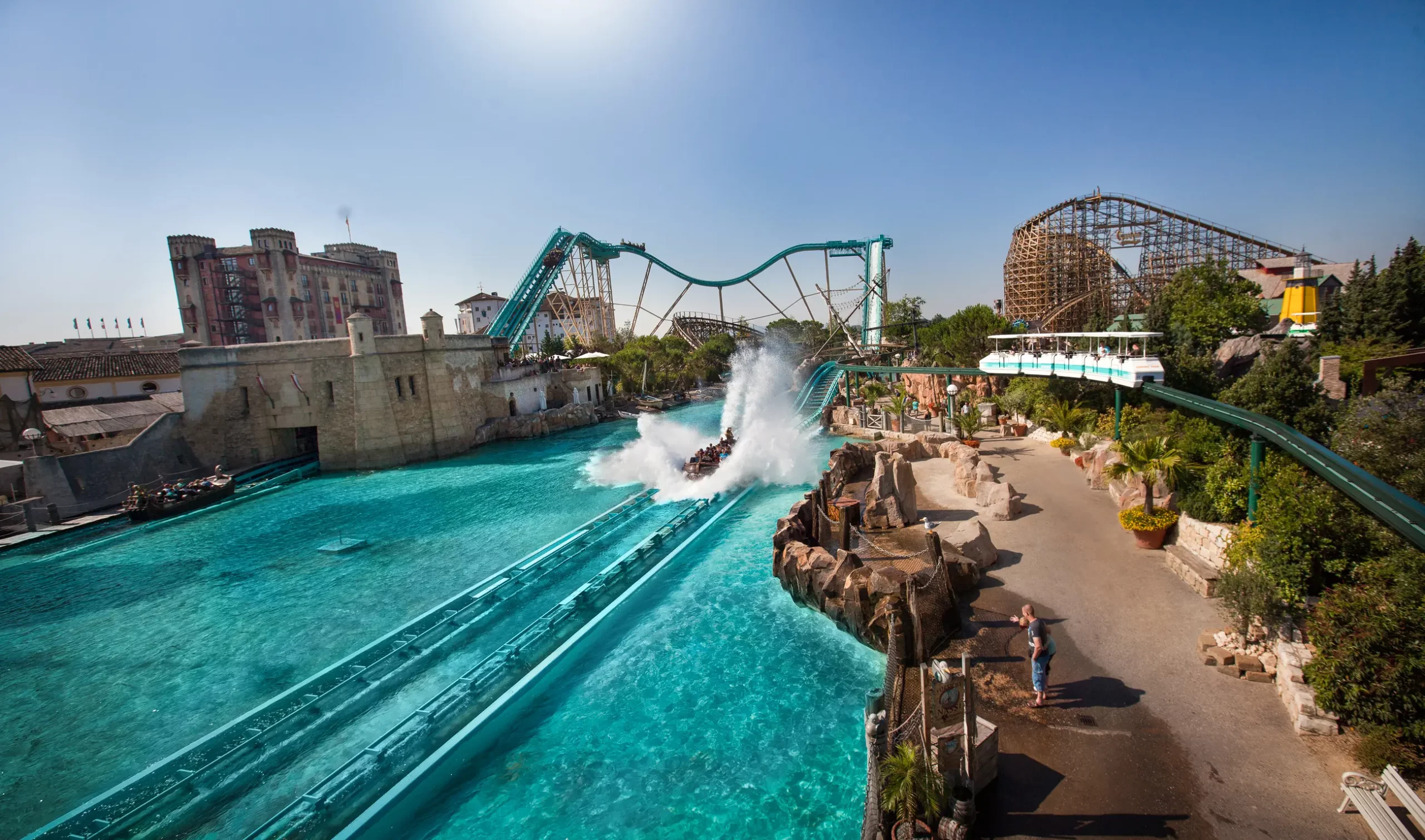 Europapark mit Übernachtung - Portugal Atlantica mit Blick auf die Wildwasserbahn