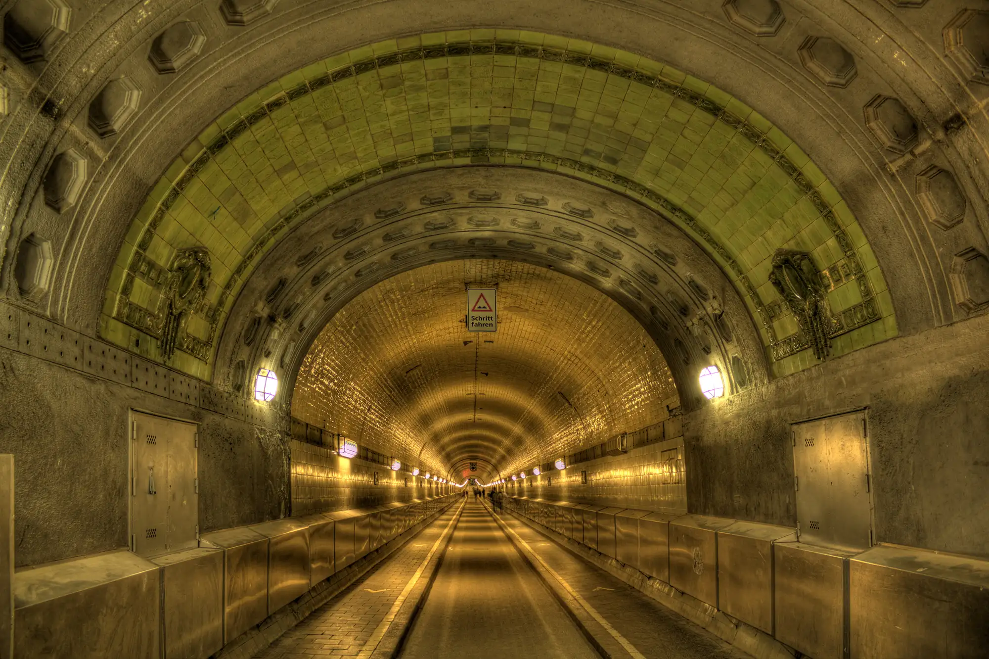Hamburg - Blick in den Alten Elbtunnel/St. Pauli Elbtunnel