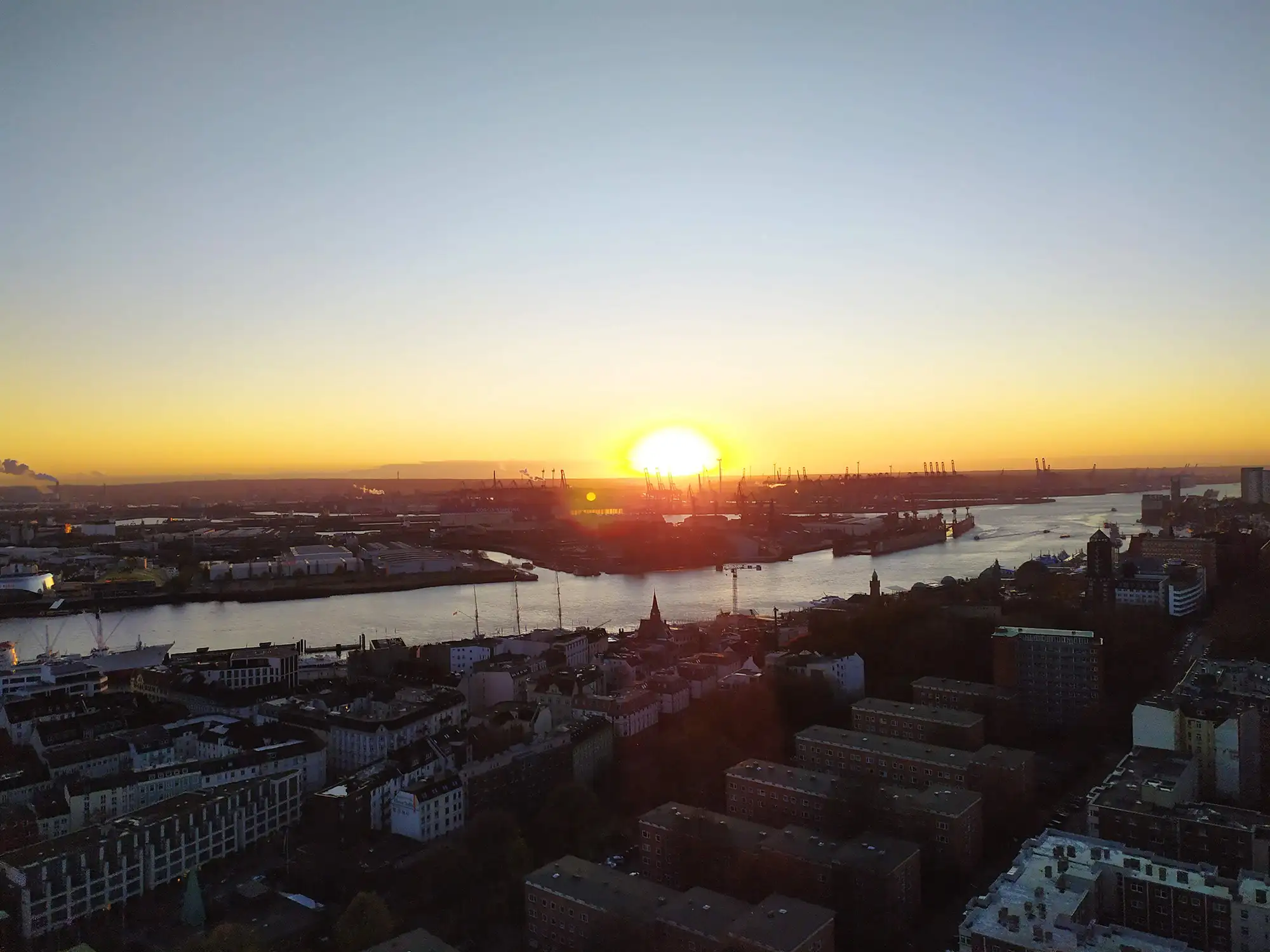 Hamburg Ausblick vom Michel in die aufgehende Sonne