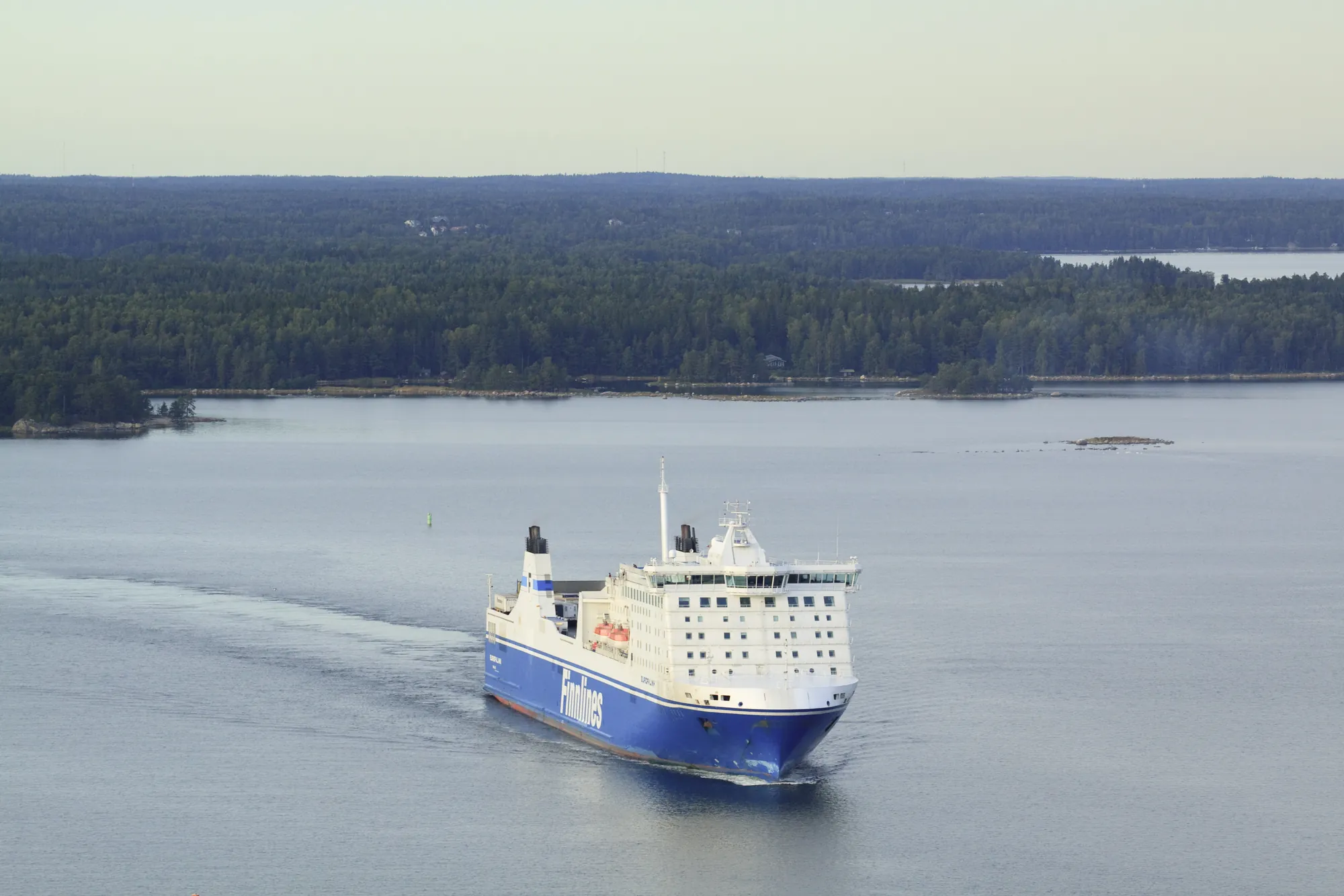 Finnlines Fähre Helsinki der Star-Kategorie von vorn auf See bei Helsinki