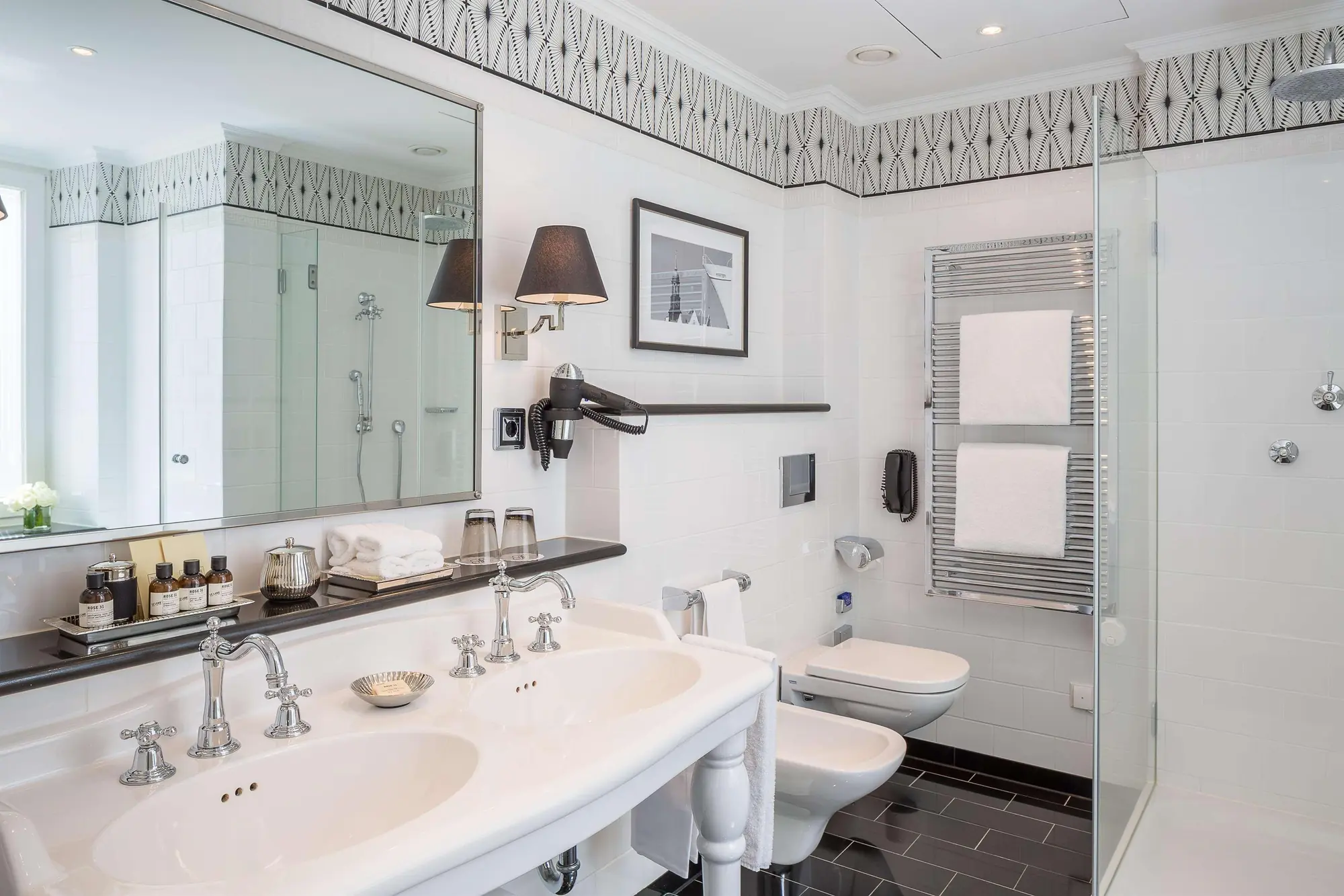 großzügiges Badezimmer mit zwei Waschbecken, Toilette und Bidet im Fairmont Hotel Vier Jahreszeiten