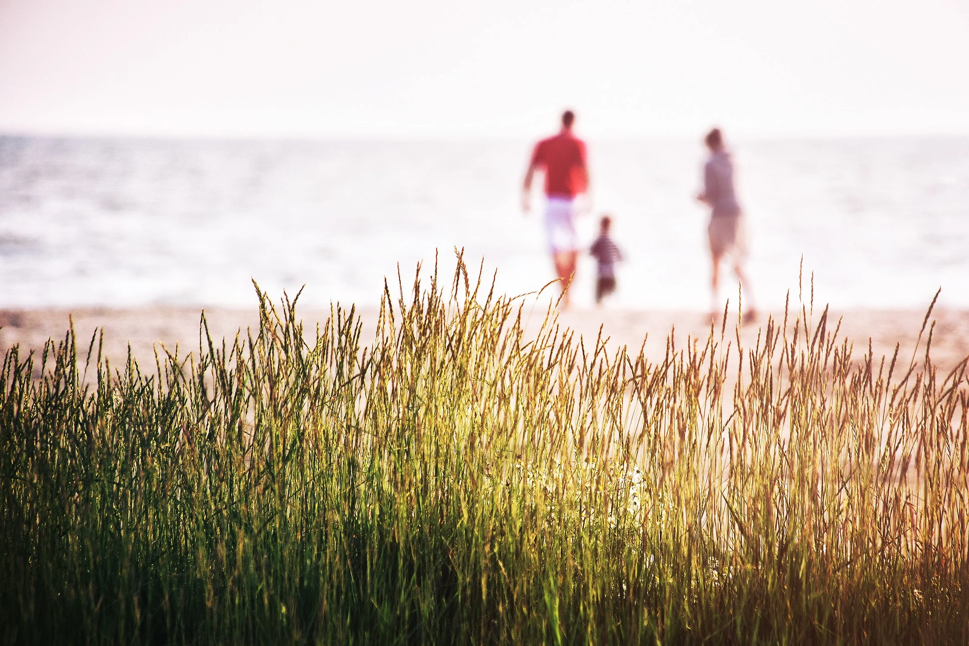 Familie am Strand, helles Bild