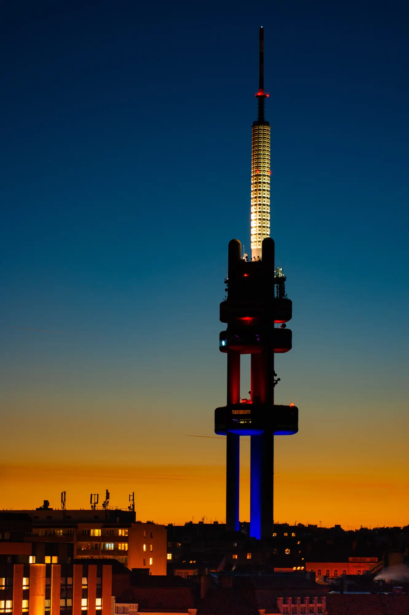 Prager Fernsehturm bei Einbrechen der Nacht