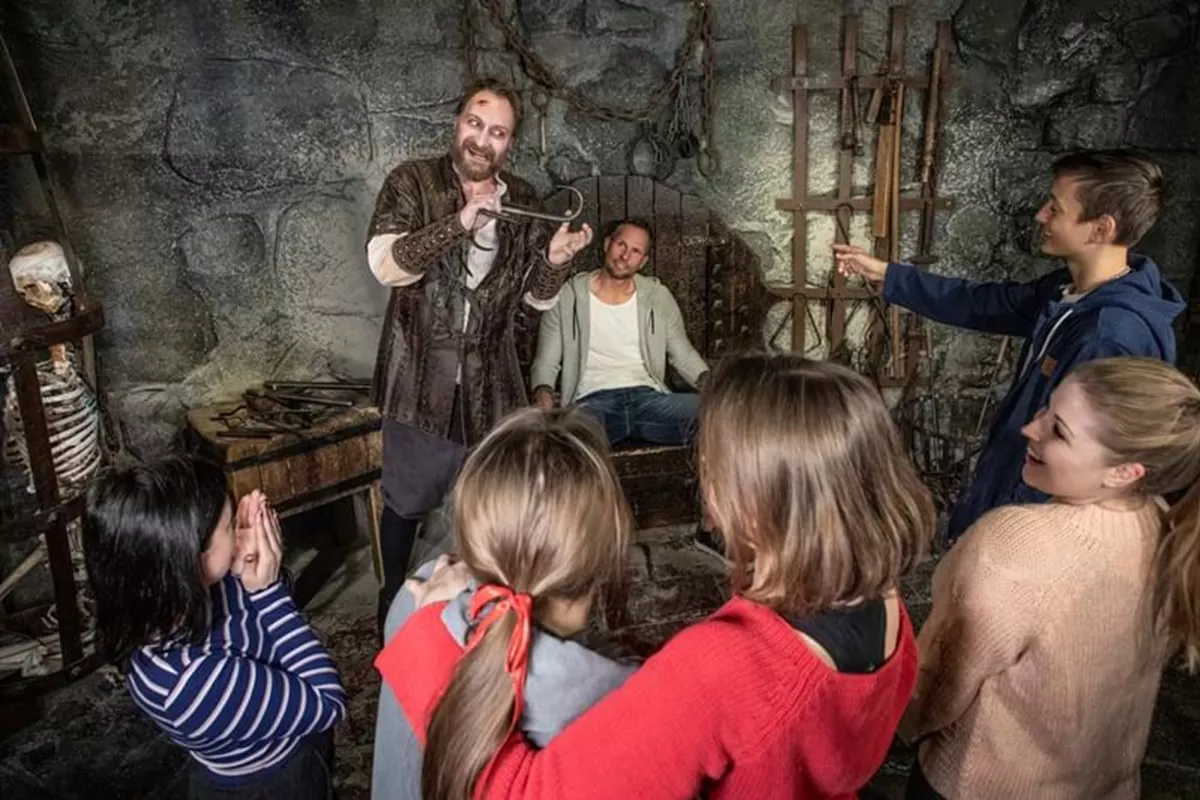 Die Folterkammer, der Folterknecht zeigt sein Werkzeug