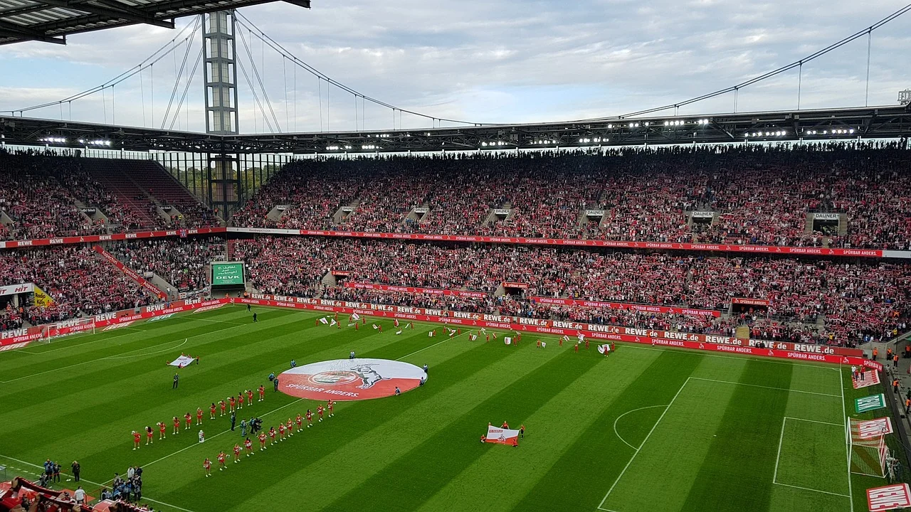 Fußballspiel im Köln Stadion - Stadion besetzt mit Menschen