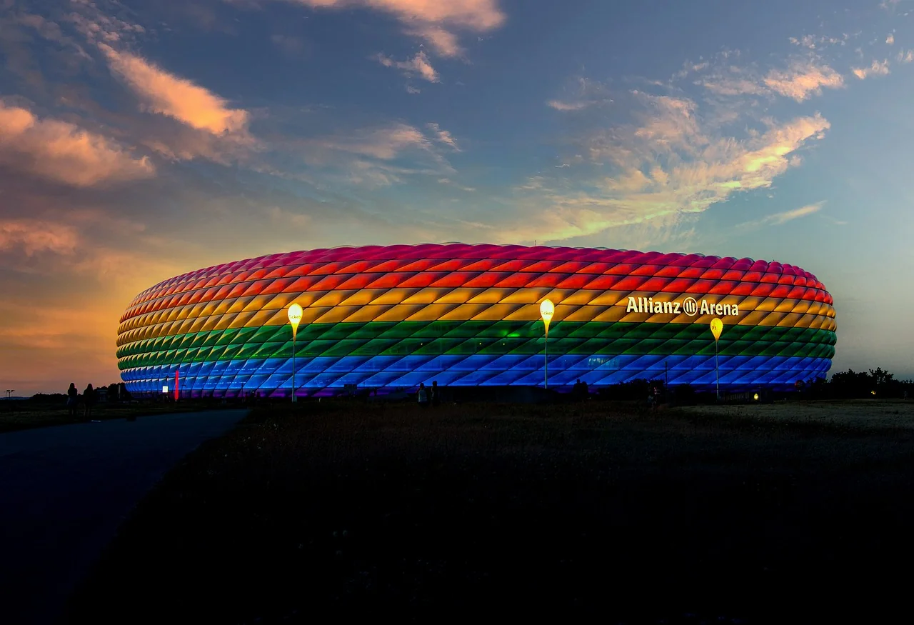 Allianz Arena Regenbogenfarben bei Sonnenuntergang
