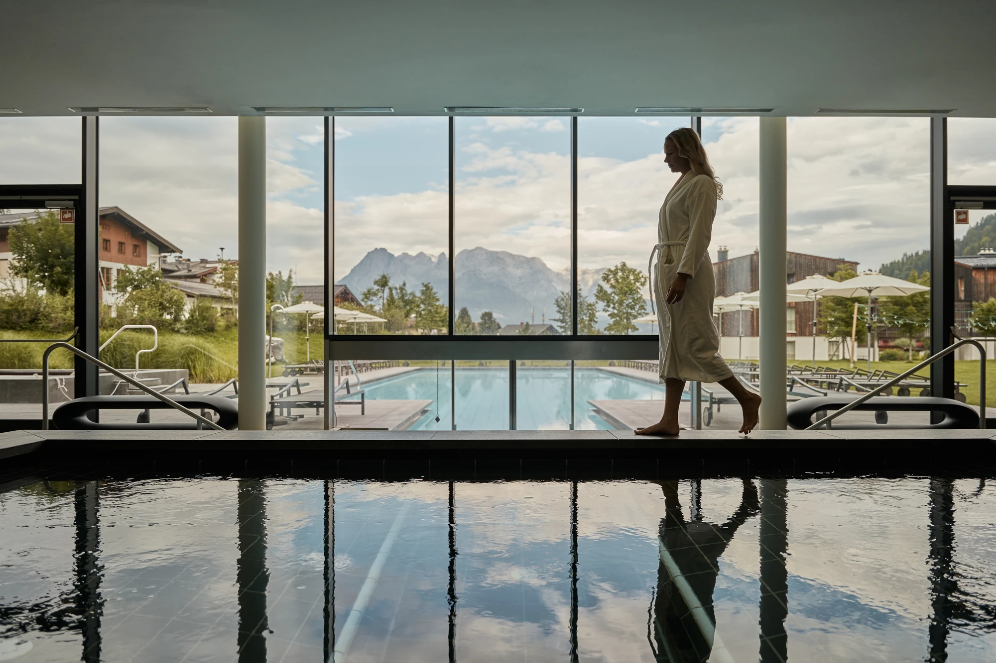 aja Bergresort Werfenweng - Frau am Pool spazieren