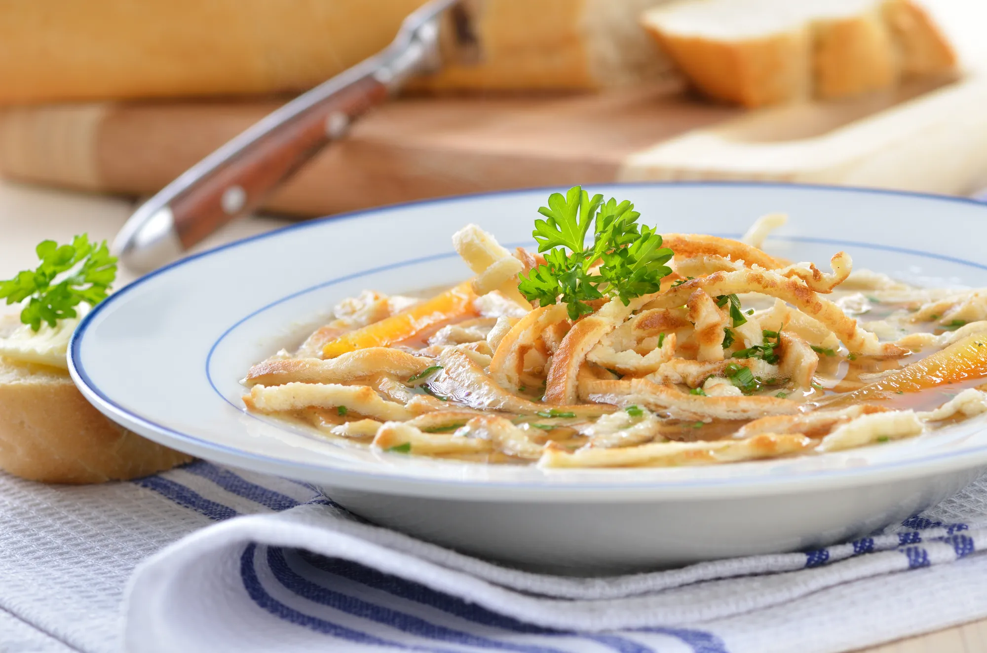 Freiburg Sehenswürdigkeiten: Flädlesuppe (Brühe mit Pfannkuchenstreifen)