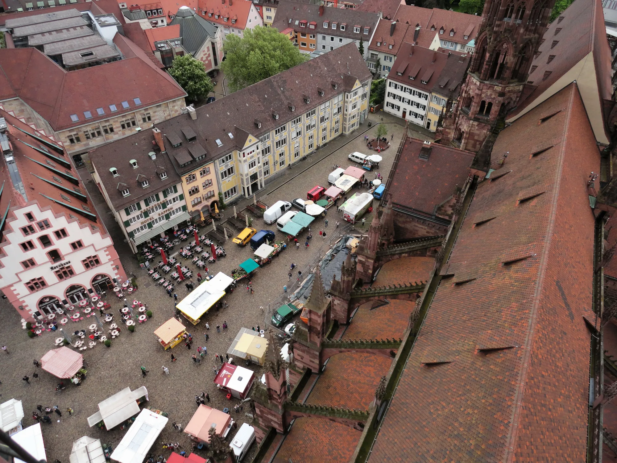 Münstermarkt auf den Münsterplatz von oben, Freiburg Sehenswürdigkeiten