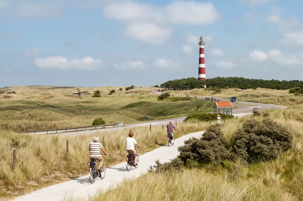 Radfahrer bei einer Tour durch Friesland in den Niederlanden