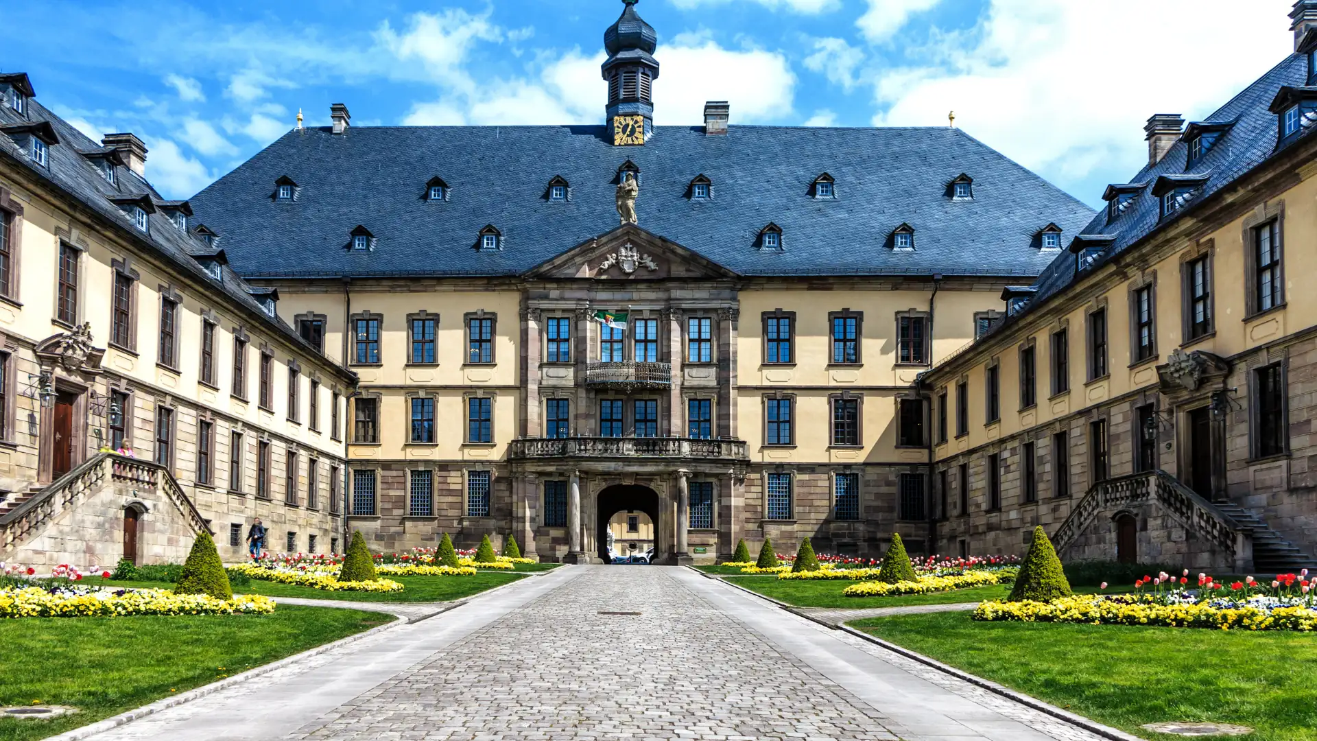 Schlosstheater Fulda, Innenhof mit Blumenbeeten bei Sonnenschein