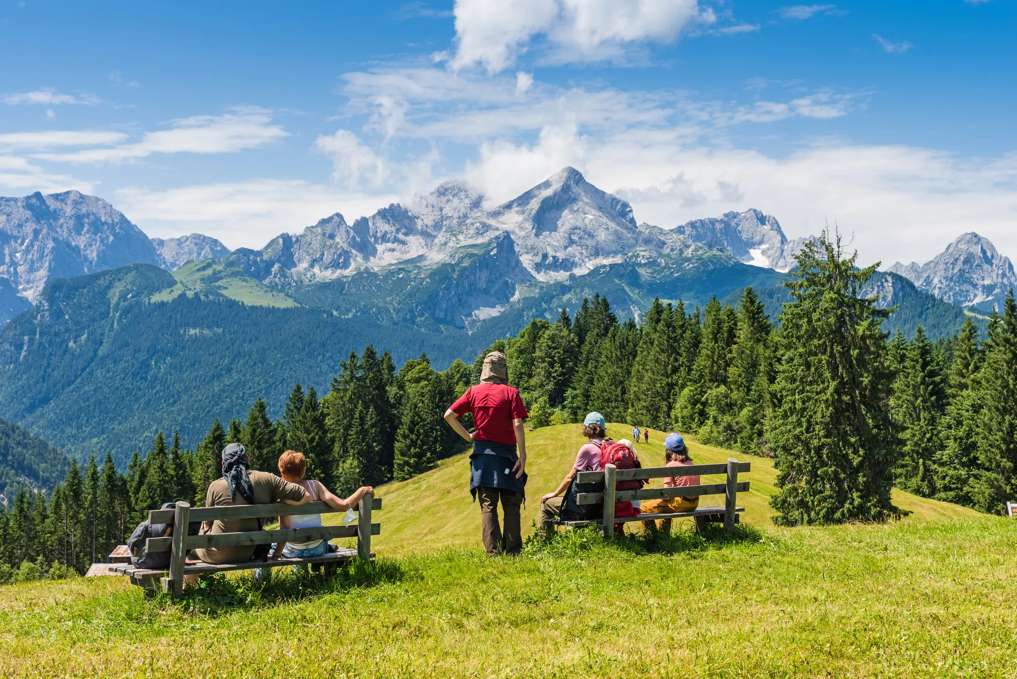 Wanderer blicken im Sommer auf die Zugspitze bei Garmisch-Partenkirchen