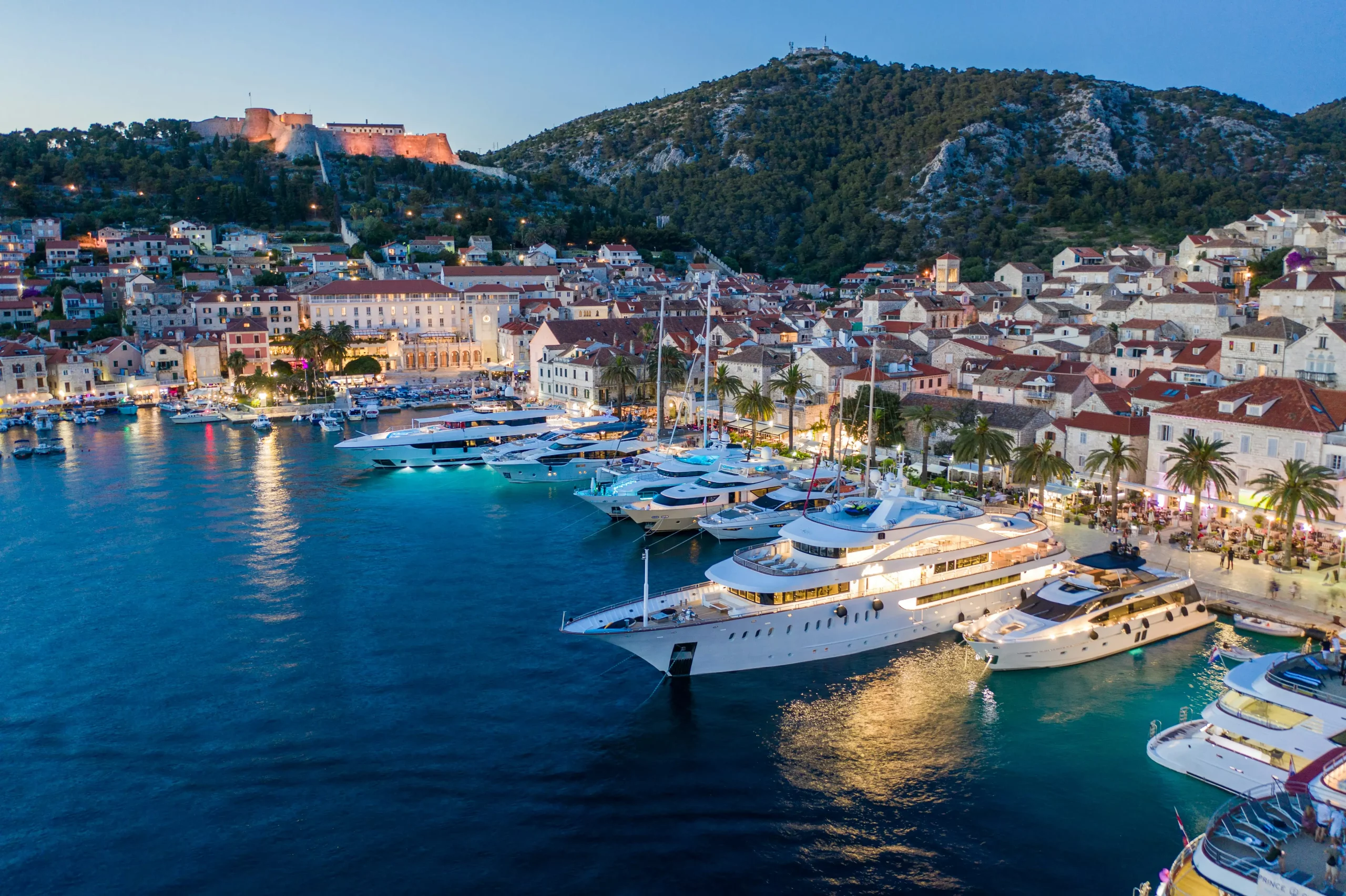 Panoramablick auf den Hafen von Hvar bei Abenddämmerung