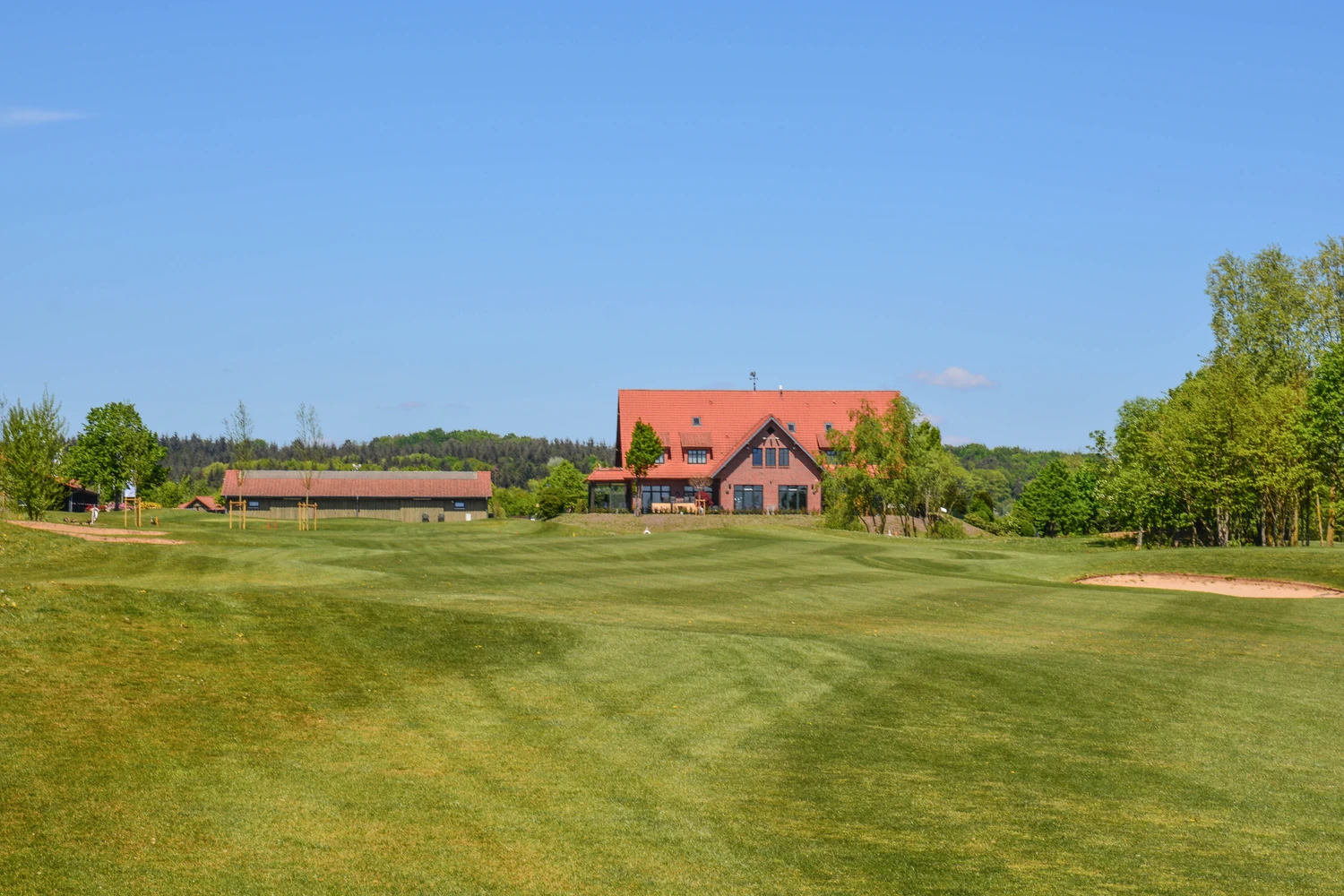 Golfarrangements mit dem Dolce Hotel Bad Nauheim - Blick auf den Golfpark Löwenhof bei blauem Himmel