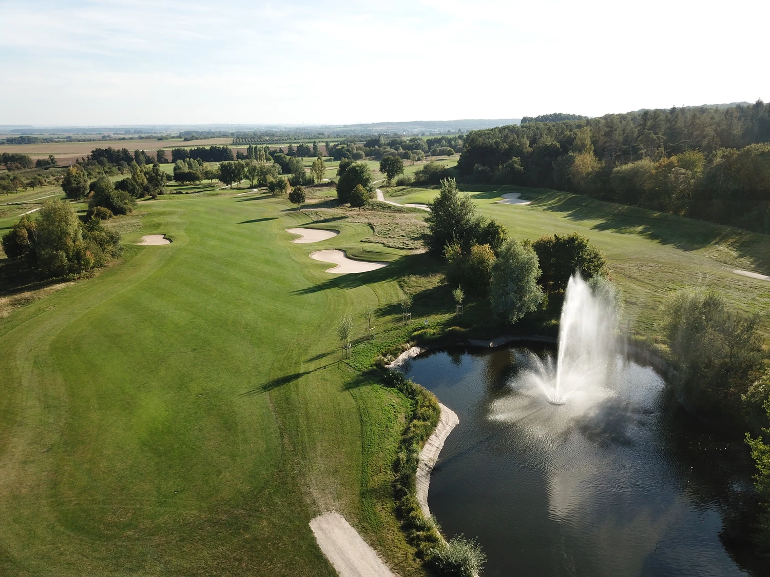 Golfarrangements mit dem Dolce Hotel Bad Nauheim - Blick auf den Golfpark Löwenhof - Vogelperspektive auf Golfplatz und See