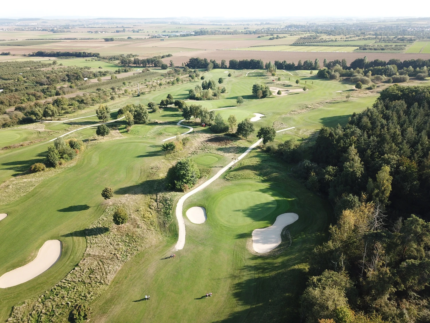 Golfarrangements mit dem Dolce Hotel Bad Nauheim - Blick auf den Golfpark Löwenhof - Vorgelperspektive über den Golfplatz