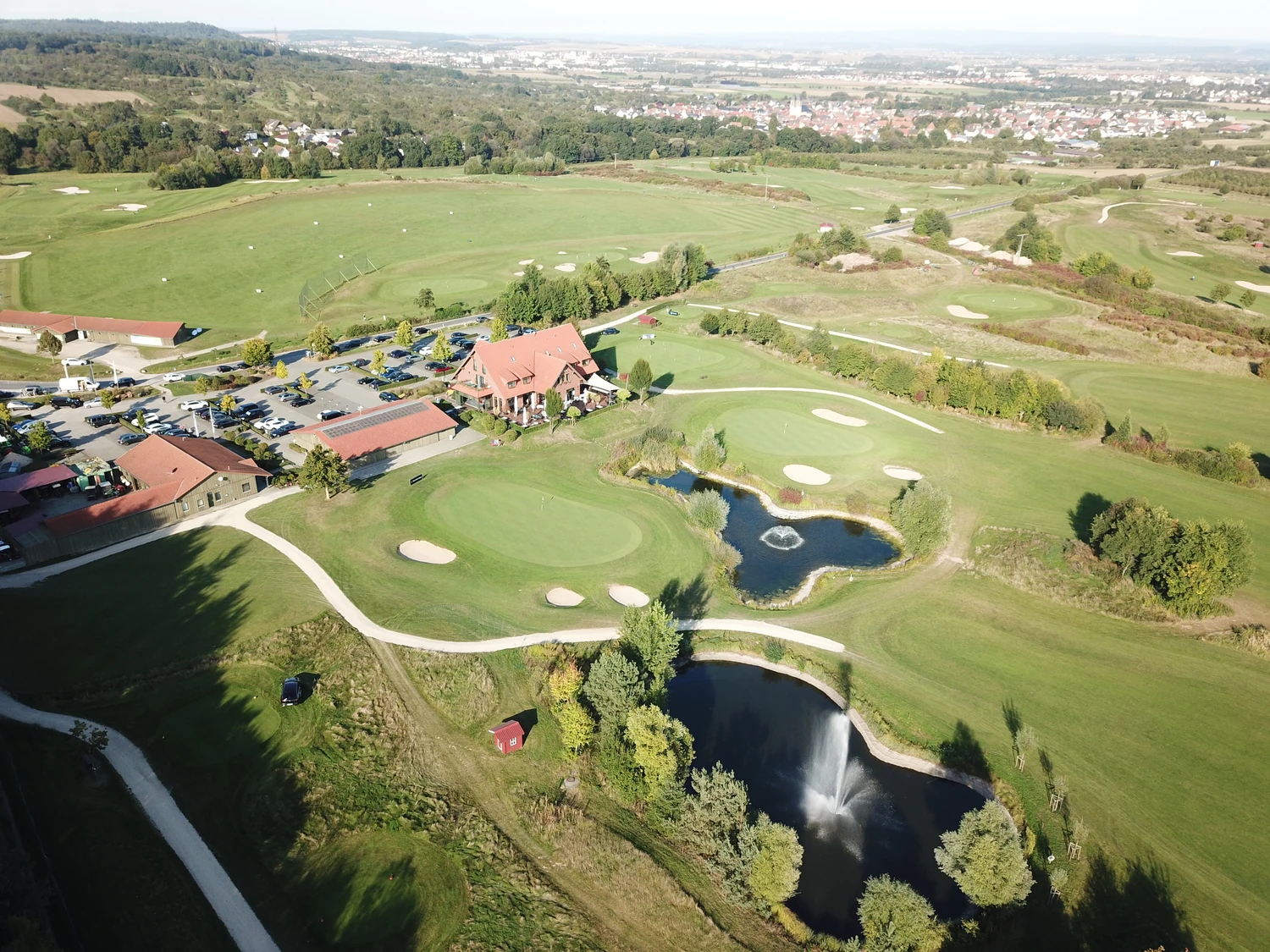 Golfarrangements mit dem Dolce Hotel Bad Nauheim - Blick auf den Golfpark Löwenhof - Vogelperspektive auf den Golfplatz