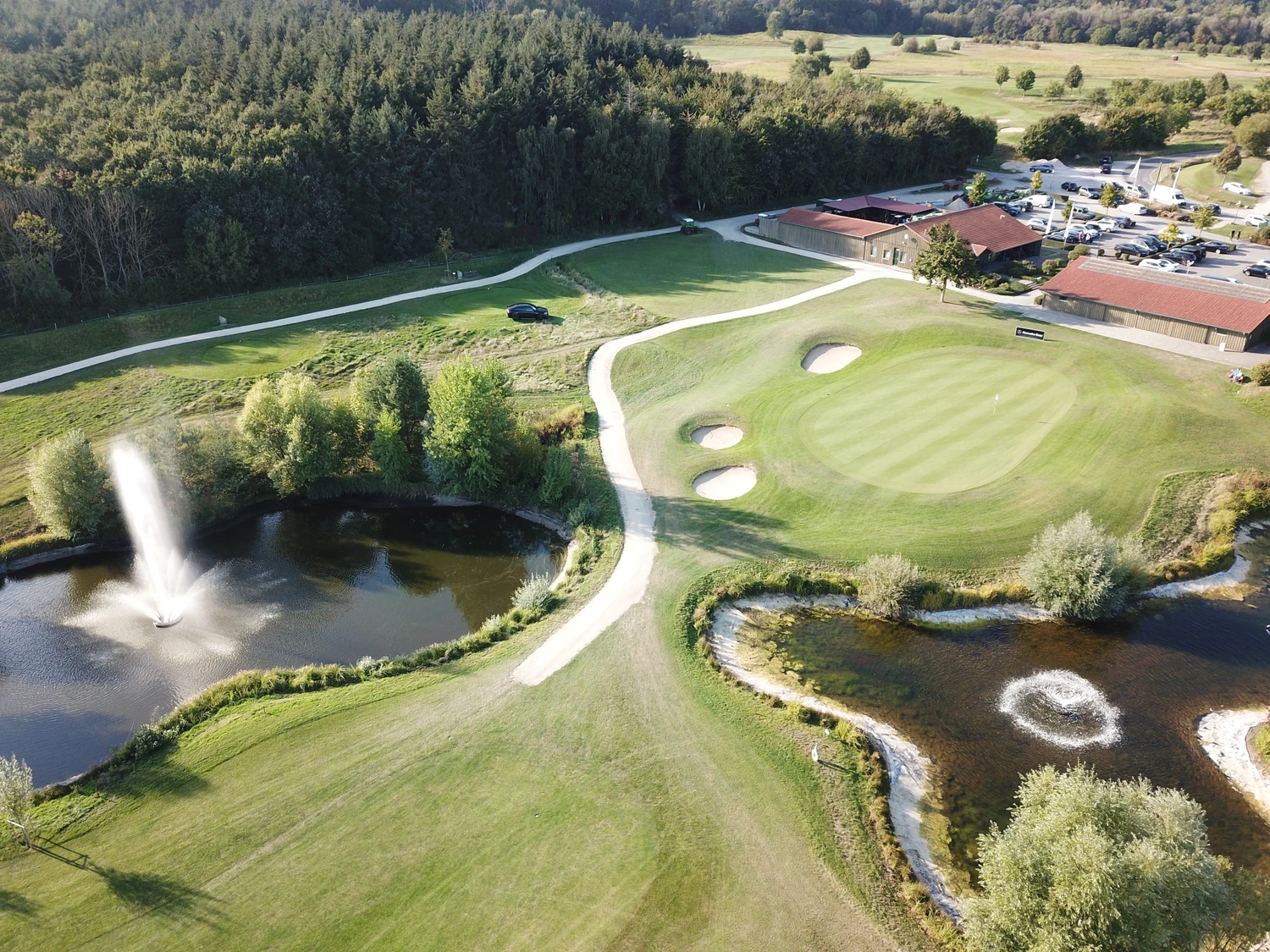 Golfarrangements mit dem Dolce Hotel Bad Nauheim - Blick auf den Golfpark Löwenhof - Vorgelperspektive auf dem Golfplatz