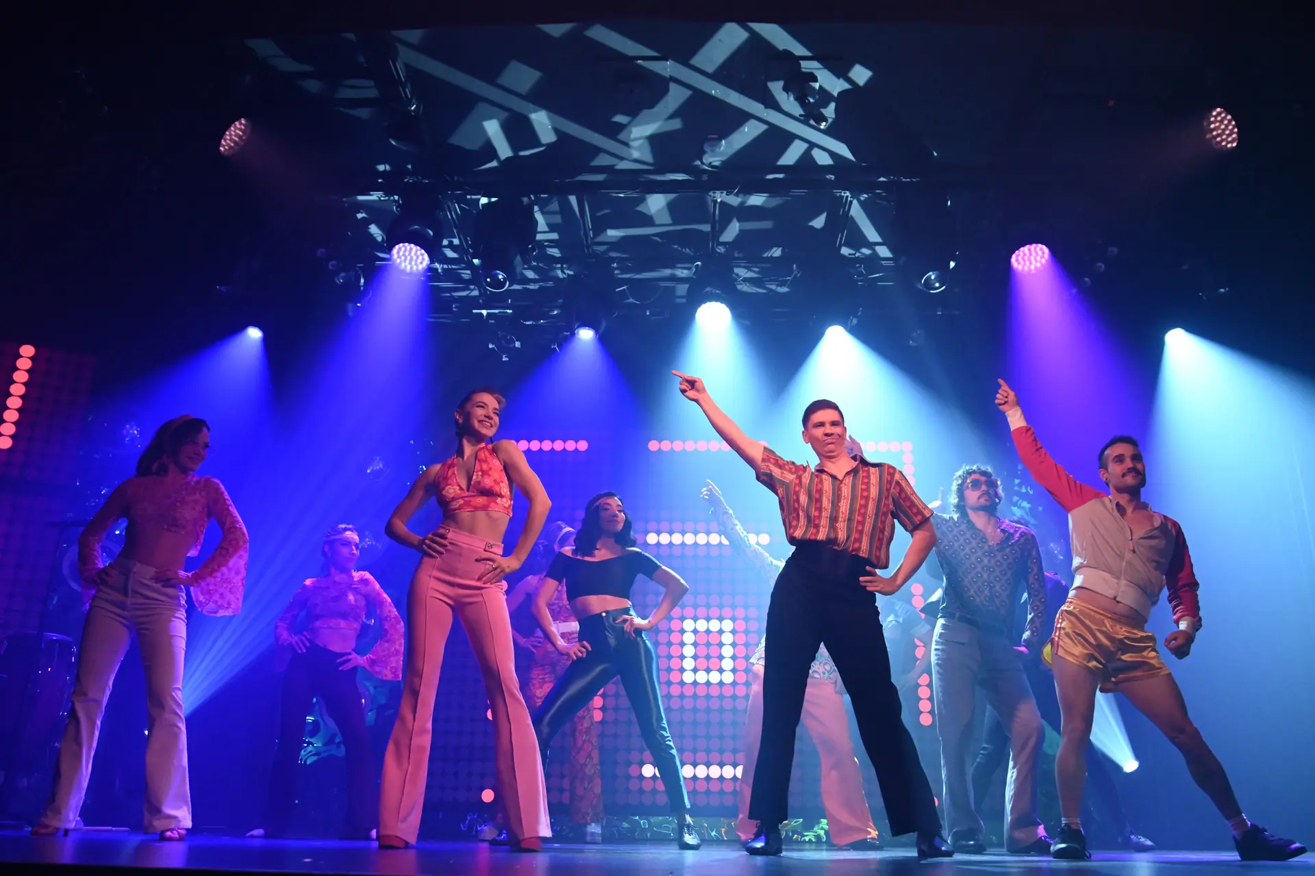 Night Fever im GOP Bonn, Ensemble bei einer Tanzchoreografie