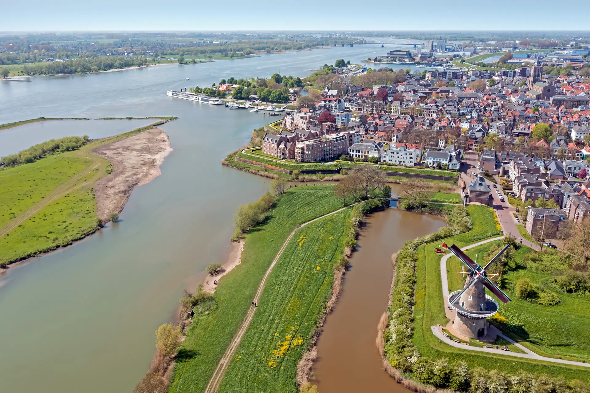 Luftbild der historischen Stadt Gorinchem mit Windmühle im rechten Vordergrund