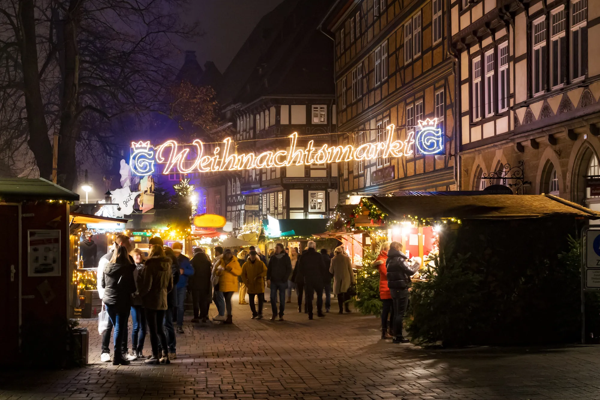 Weihnachtsmarkt in Goslar mit leuchtender Reklame