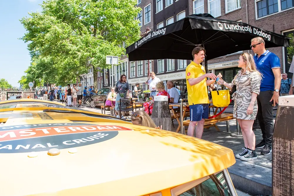 Amsterdam Circle Line Grachtenfahrt, Gäste gehen an Bord, Abfahrtsort