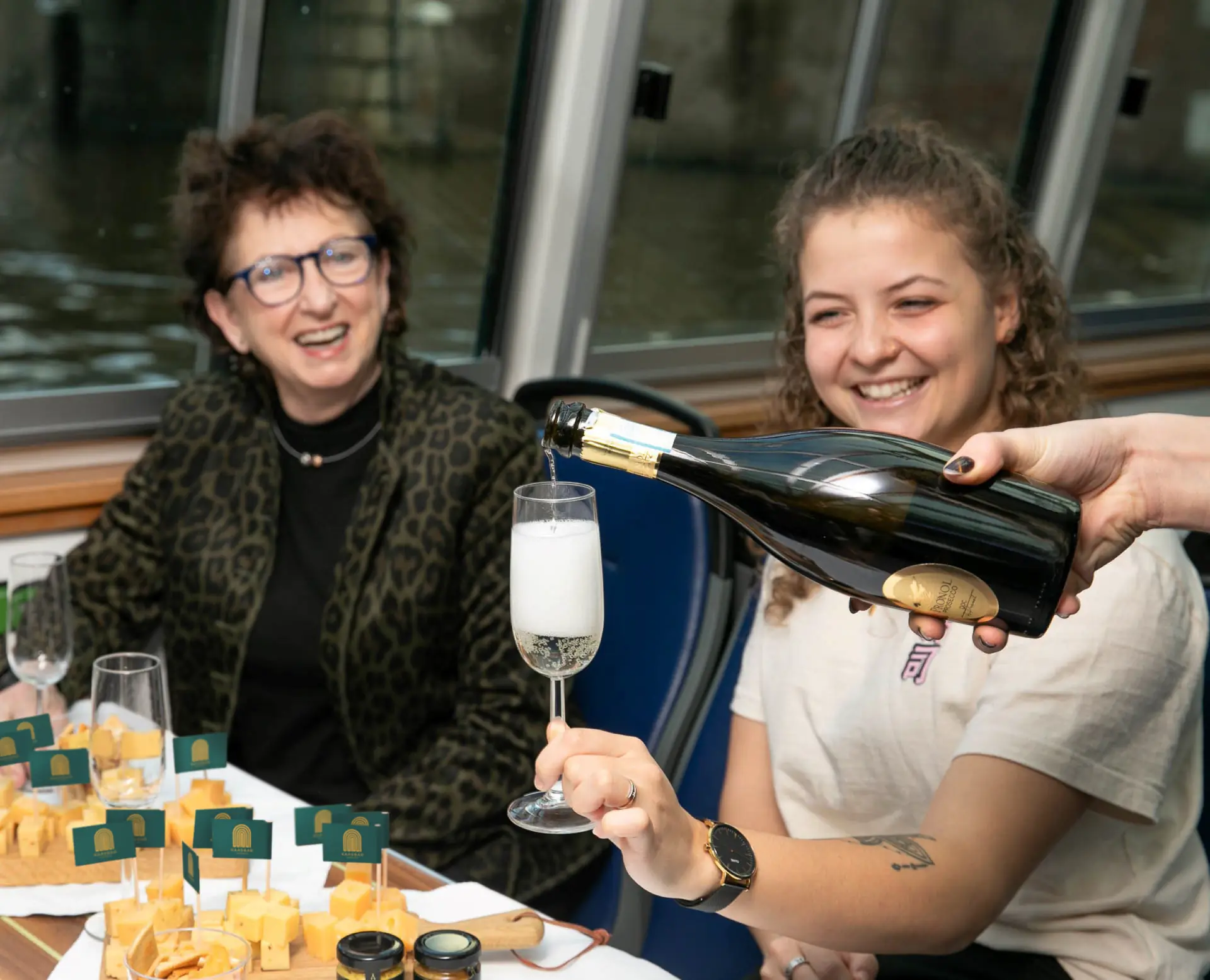 Cheese & Wine Cruise Amsterdam, Detailaufnahme beim Einschenken