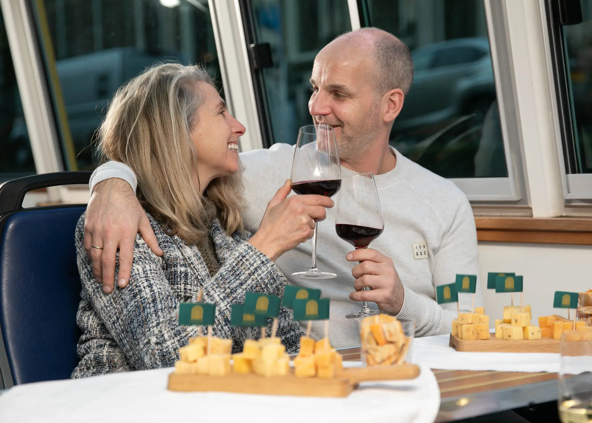Cheese & Wine Cruise Amsterdam, Paar während der Bootsfahrt bei Verkostung