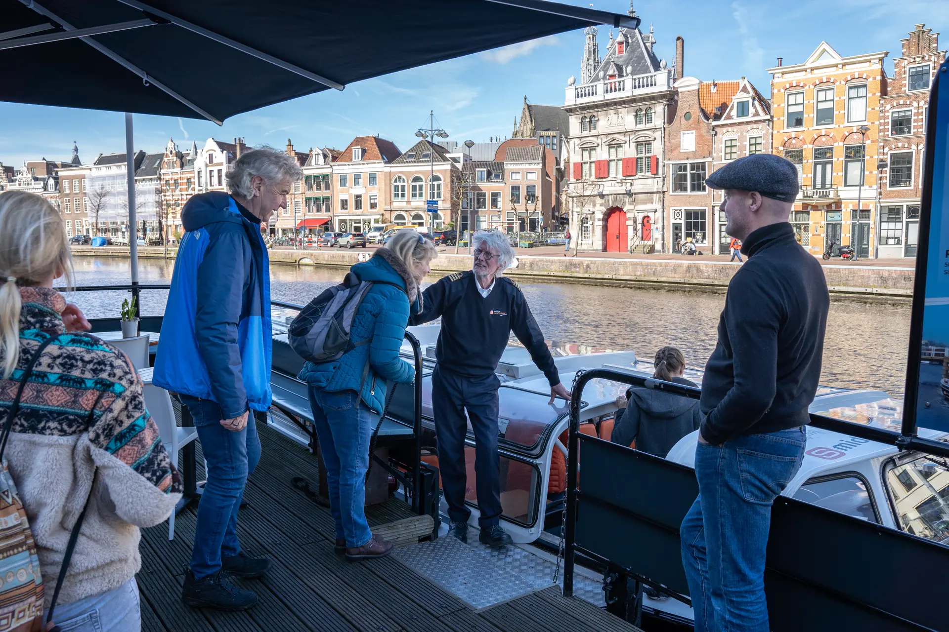Grachtenfahrt Haarlem, Gäste besteigen das Schiff