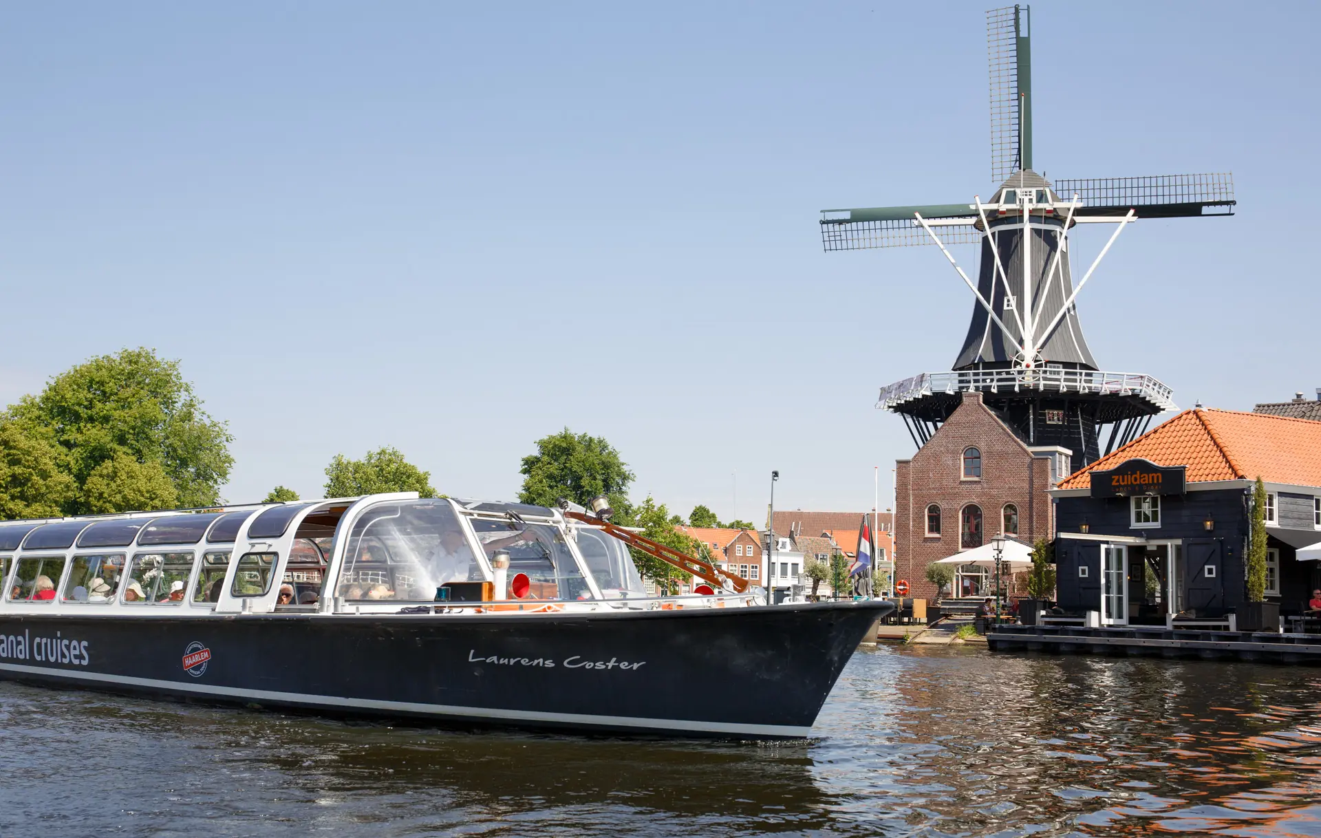 Grachtenfahrt Haarlem Mühle zu Mühle, De Adriaan Windmühle im Hintergrund