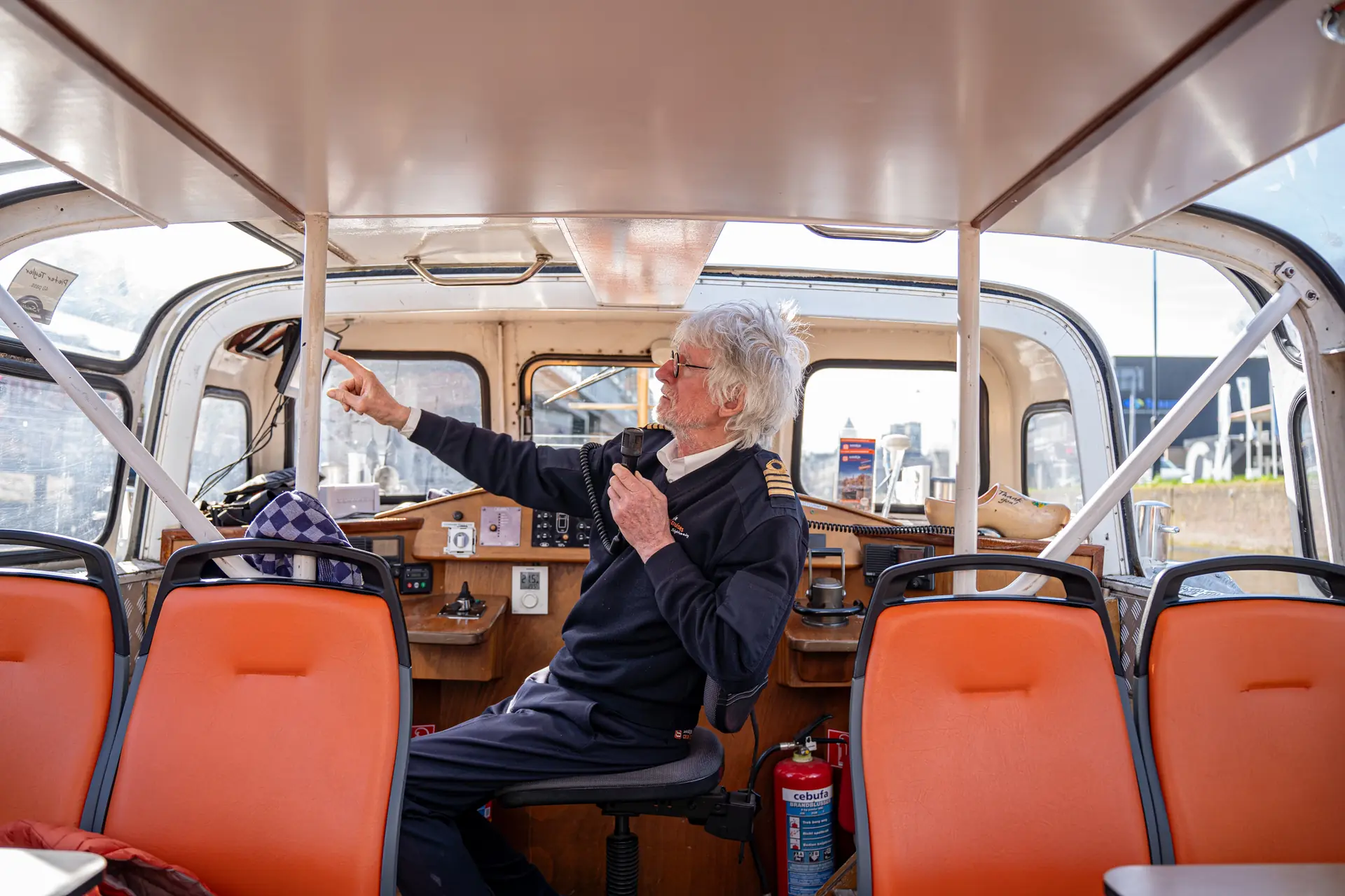 Skipper während der Grachtenfahrt Haarlem Mühle zu Mühle