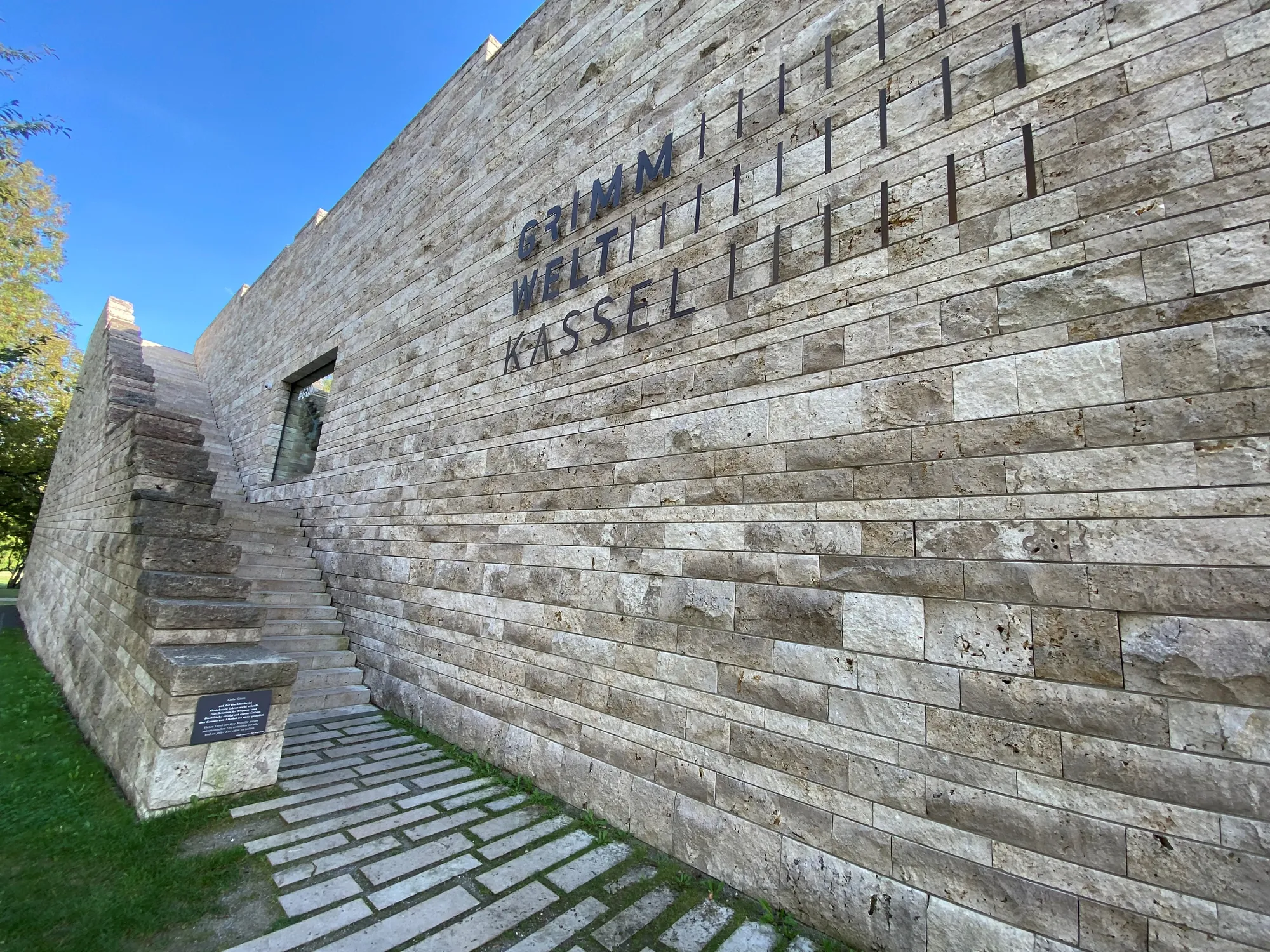 GRIMMWELT Kassel, Fassade der Erlebniswelt mit Schriftzug