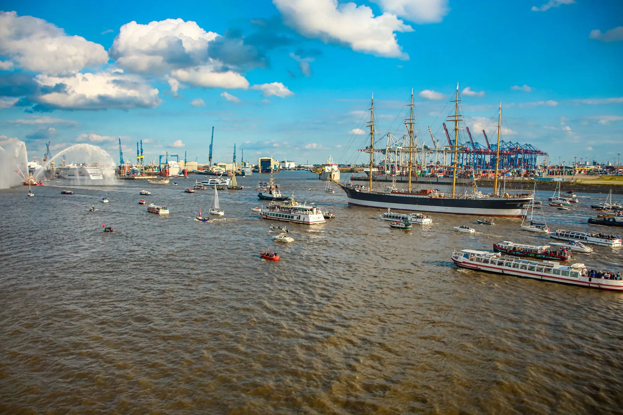 Hamburger Hafengeburtstag, Schiffe auf dem Wasser