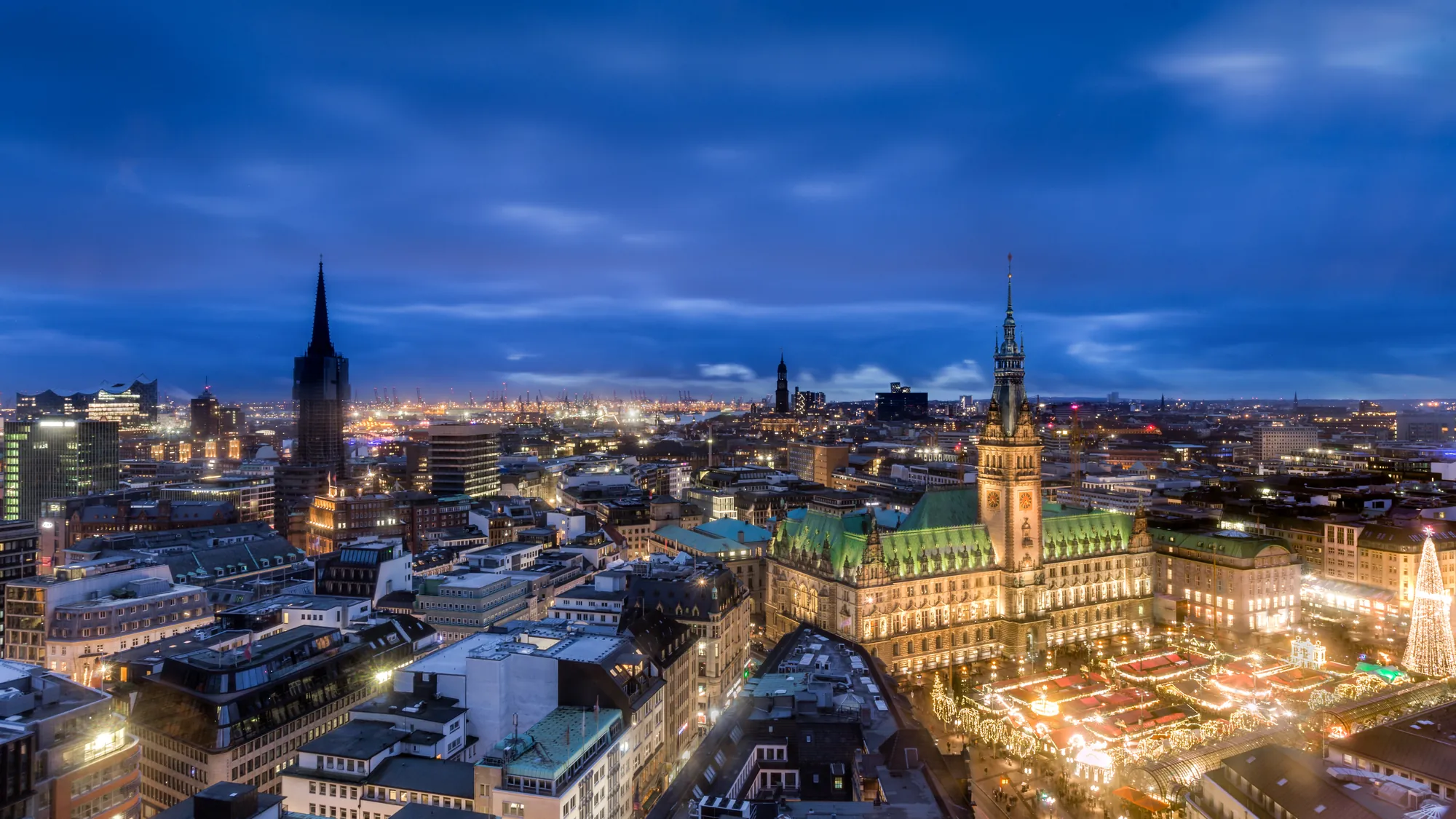 Panorama Hamburg mit Weihnachtsmarkt am Rathaus am Abend