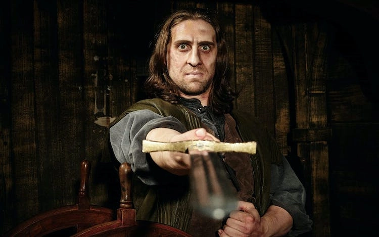 Hamburg Dungeon der Scharfrichter zeigt mit dem Schwert