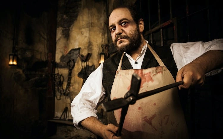 Hamburg Dungeon, der Folterknecht ist im Begriff mit seiner Arbeit anzufangen