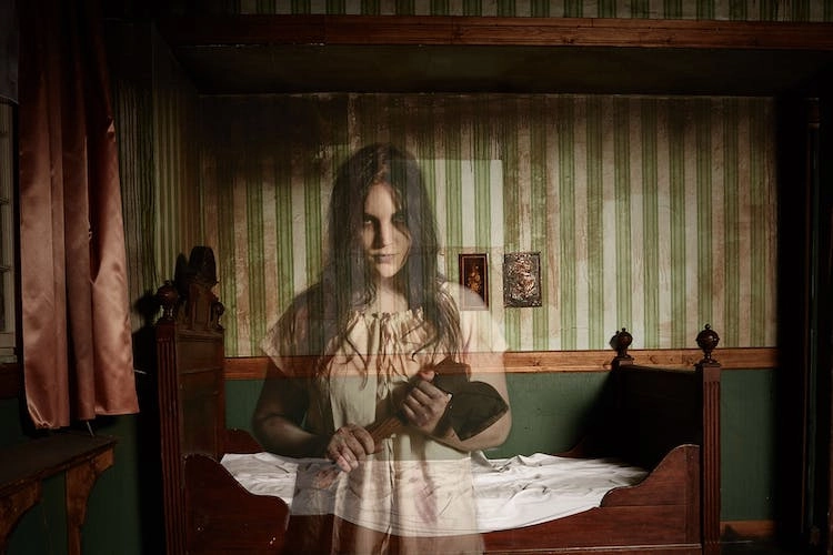 Hamburg Dungeon, ein Geist hält bedrohlich eine Axt in Händen