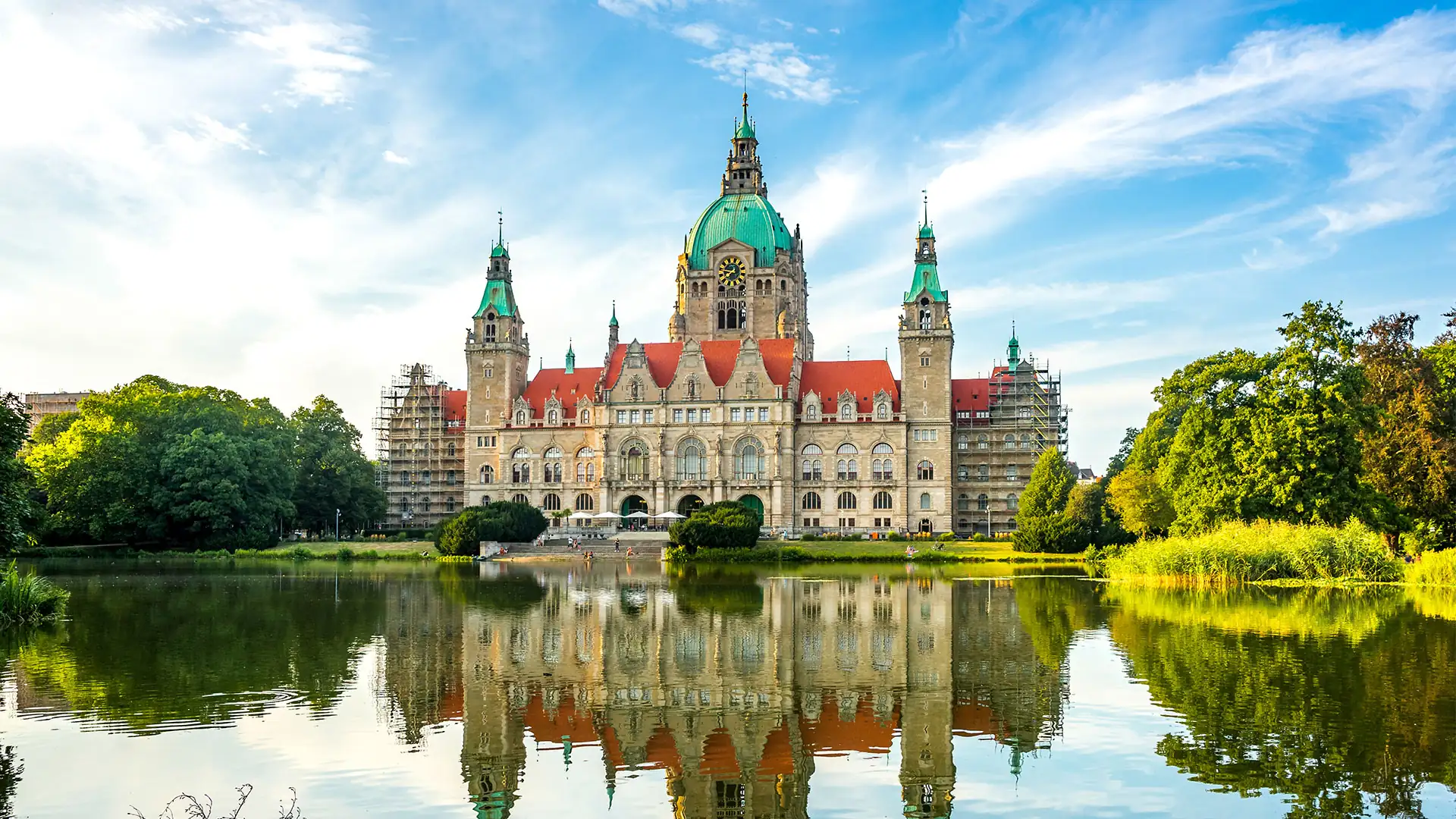 Das Neue Rathaus am Maschteich in der Sonne bei einem Besuch mit Hotel in Hannover
