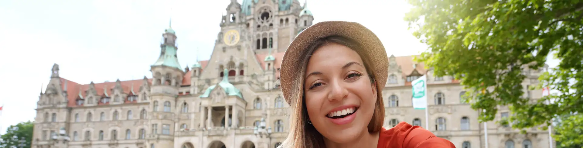 Frau mit Strohhut vor dem Neuen Rathaus in Hannover