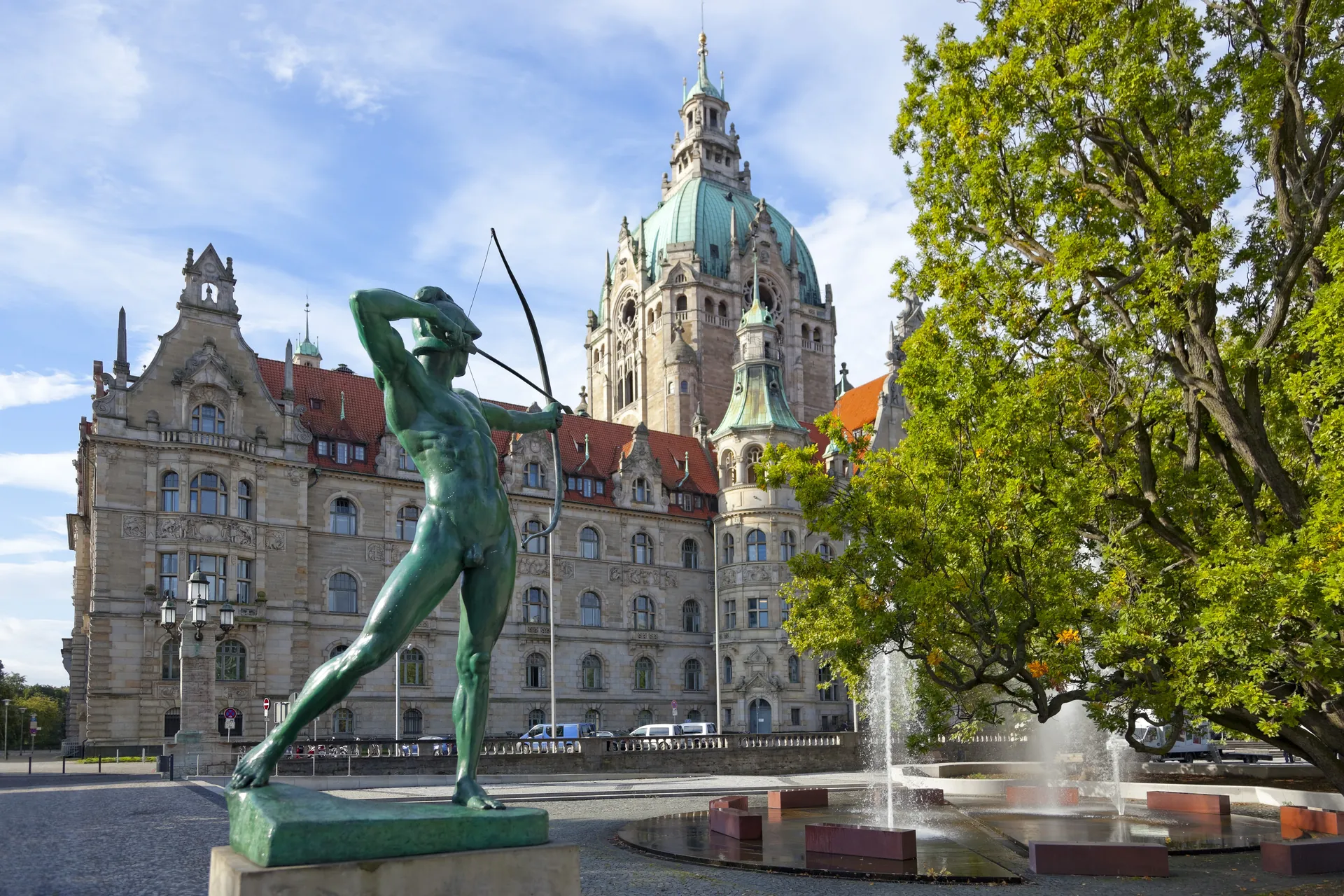 Bogenschütze auf dem Trammplatz vorm Neuen Rathaus