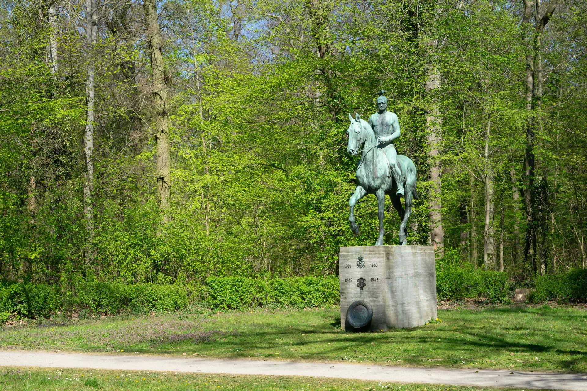Eilenriede, Stadtwald in Hannover im Vordergrund das Ulanendenkmal von Bildhauer Ernst Gorsemann.