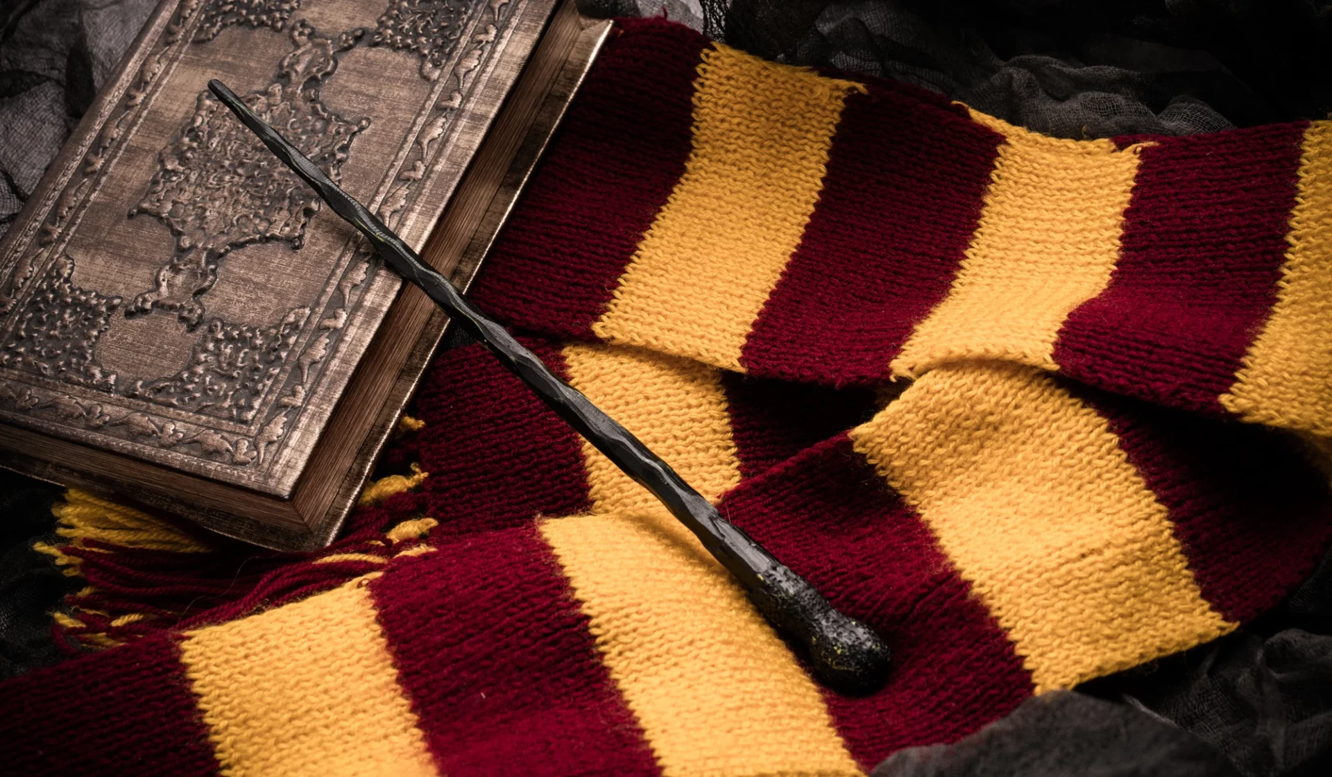 Harry Potter - Krawatte, Zauberstab und Buch
